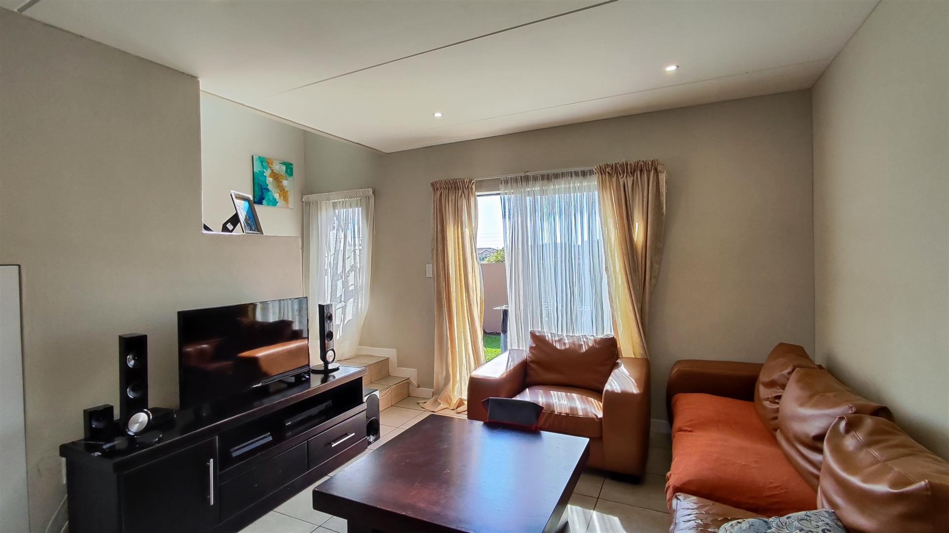 Lounges - 16 square meters of property in Albertsdal