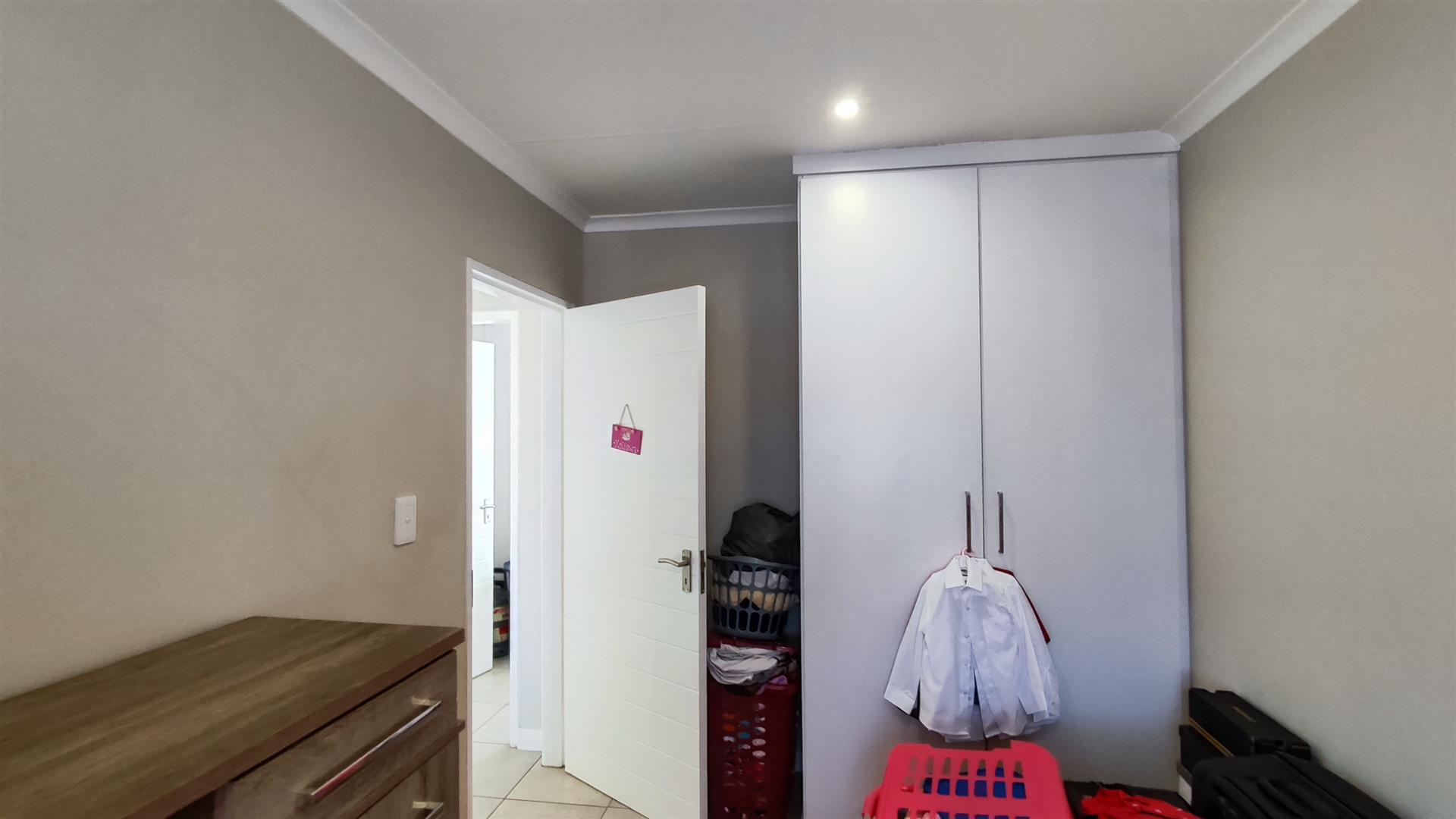 Bed Room 1 - 9 square meters of property in Albertsdal