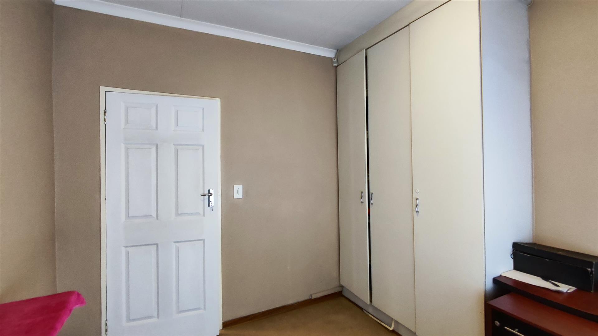 Bed Room 1 - 11 square meters of property in Vanderbijlpark