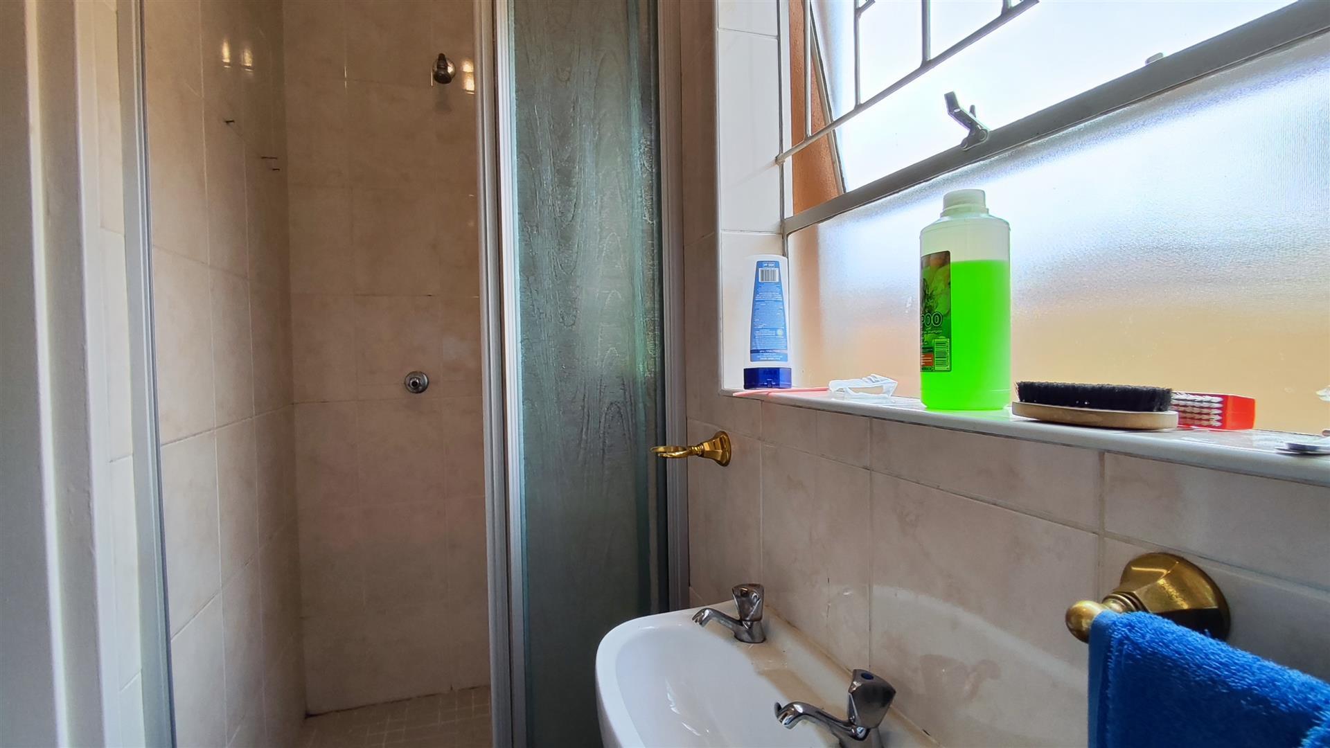 Bathroom 1 - 4 square meters of property in Vanderbijlpark