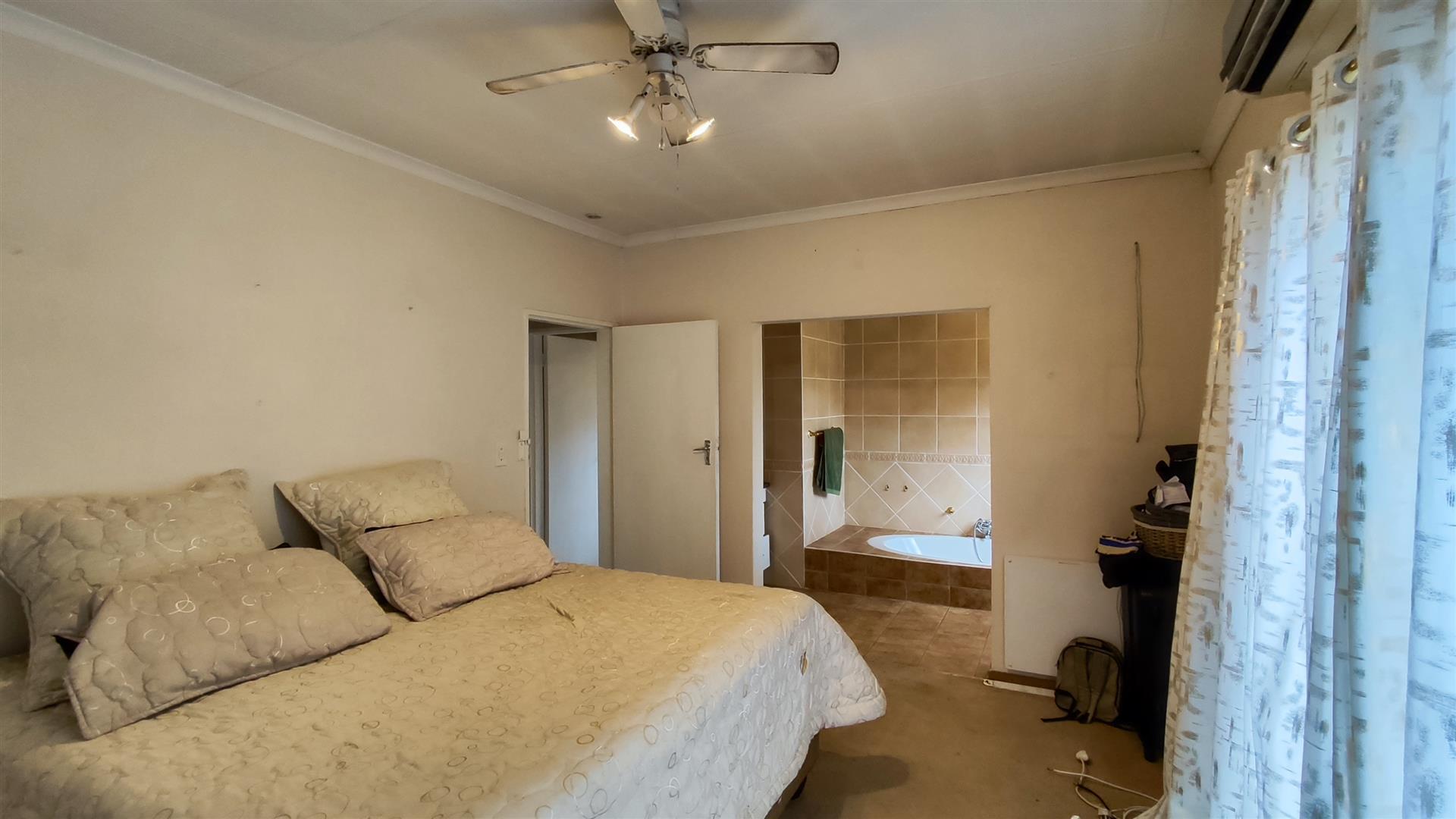 Main Bedroom - 20 square meters of property in Vanderbijlpark