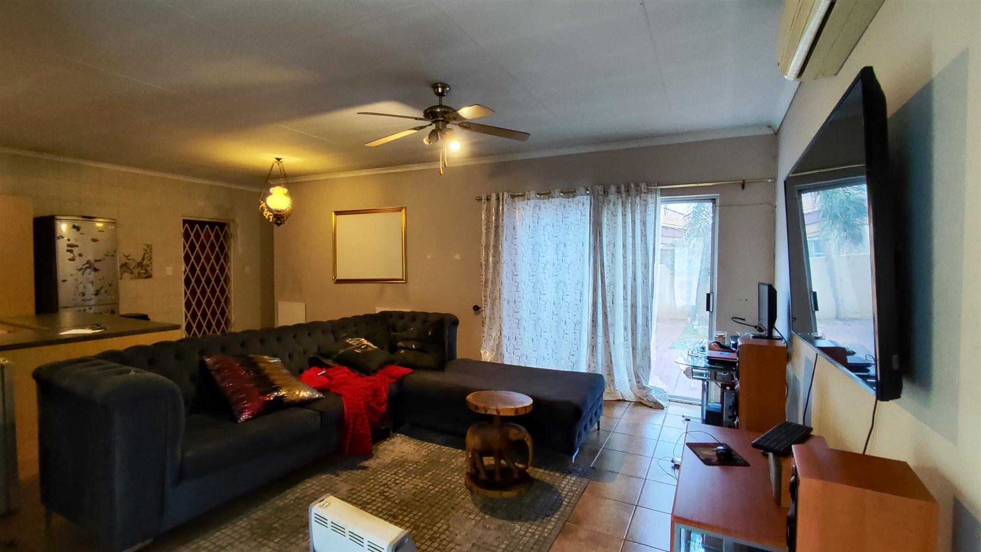 Lounges - 25 square meters of property in Vanderbijlpark