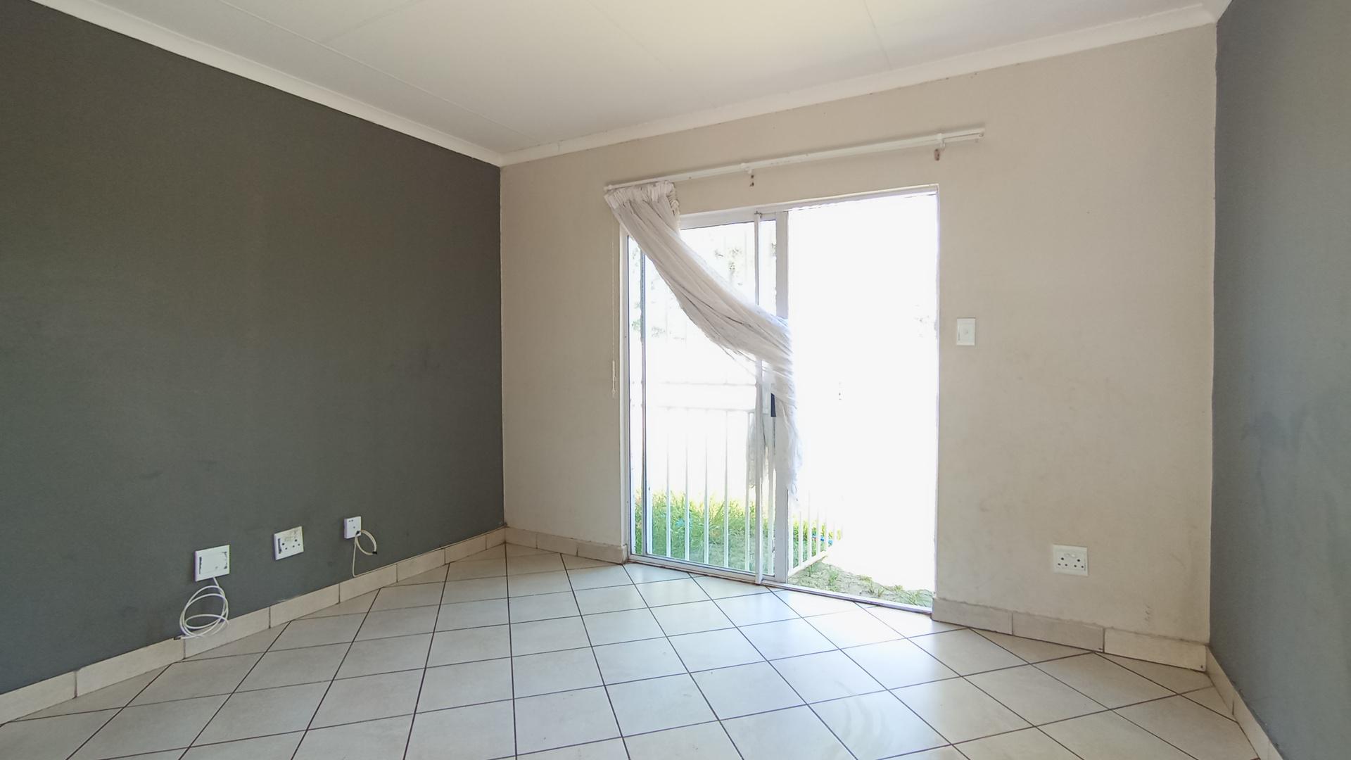 Lounges - 17 square meters of property in Kirkney