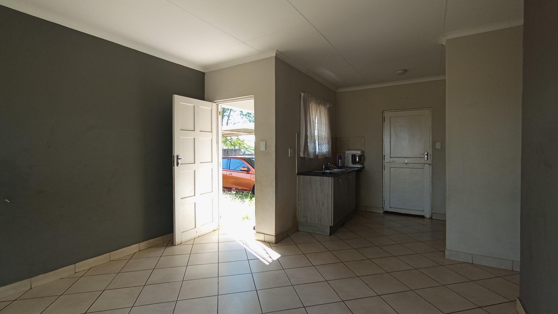 Lounges - 17 square meters of property in Kirkney
