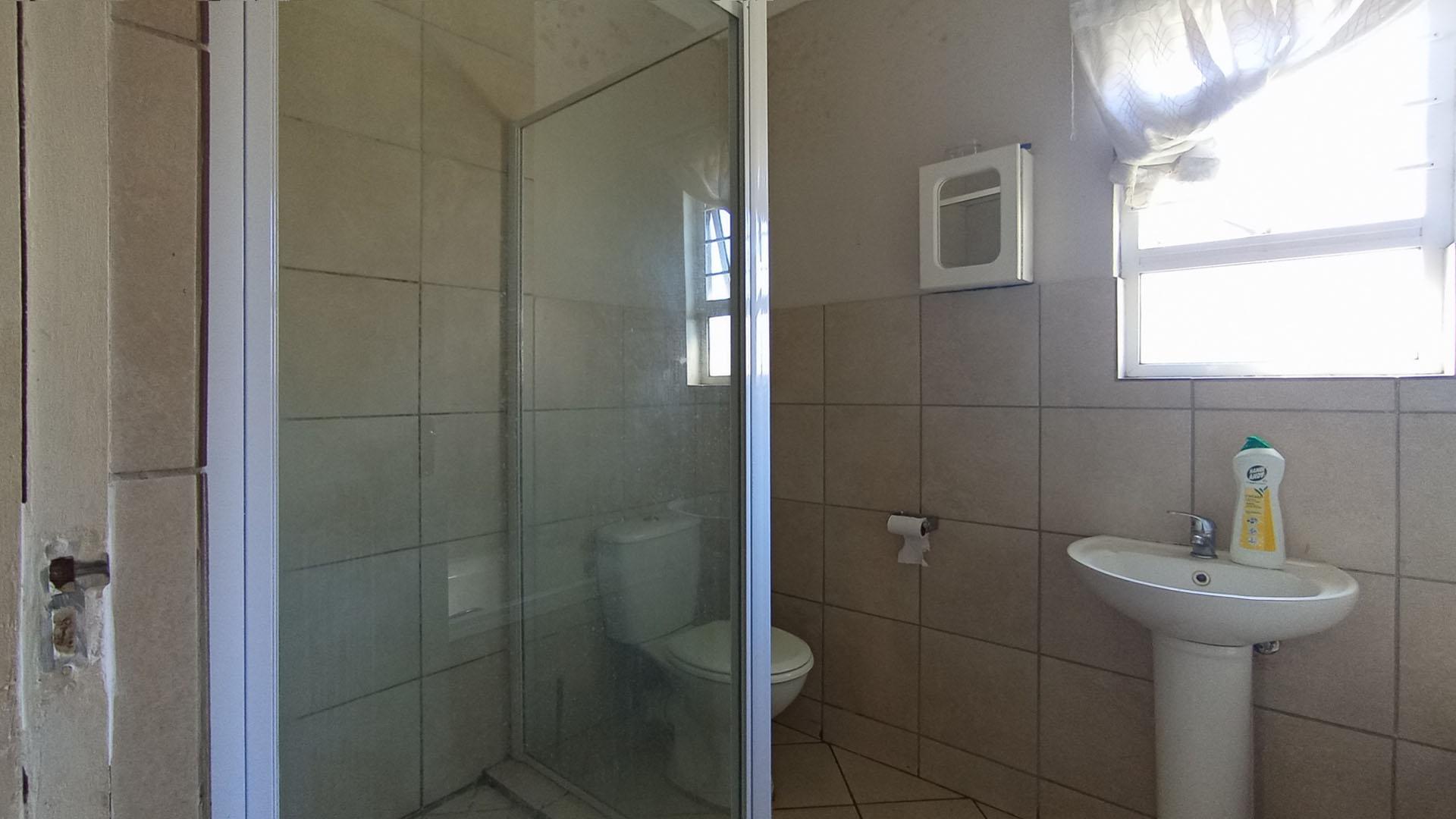 Bathroom 1 - 6 square meters of property in Kirkney