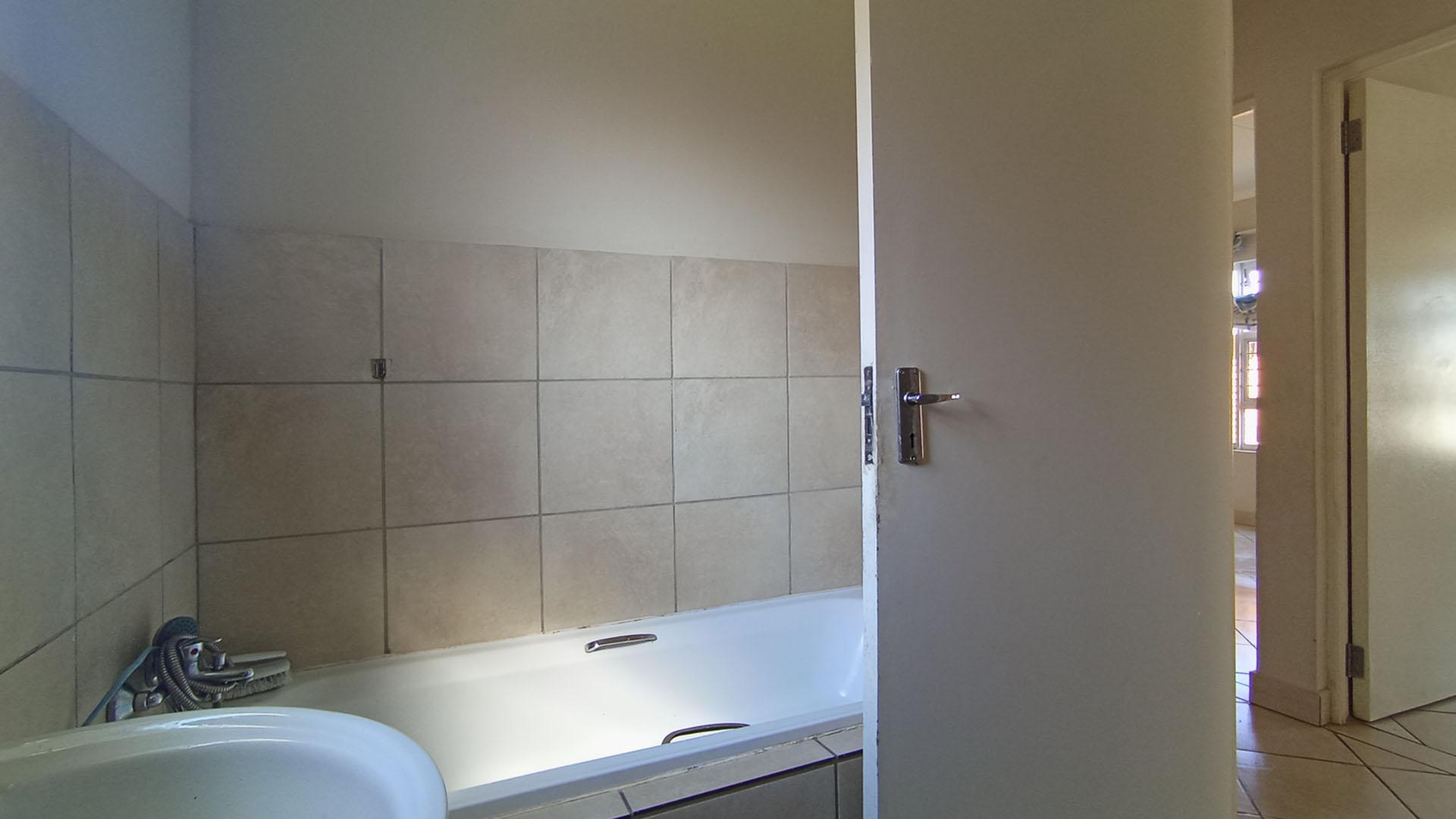Bathroom 1 - 6 square meters of property in Kirkney