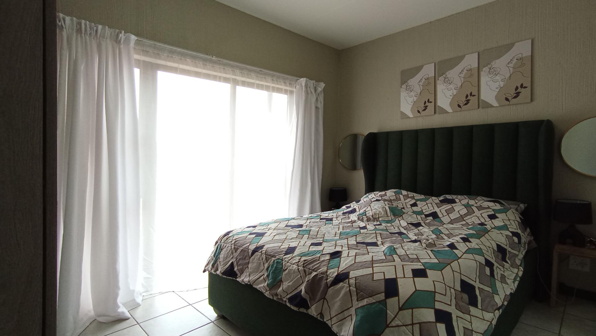 Main Bedroom - 12 square meters of property in Bergbron