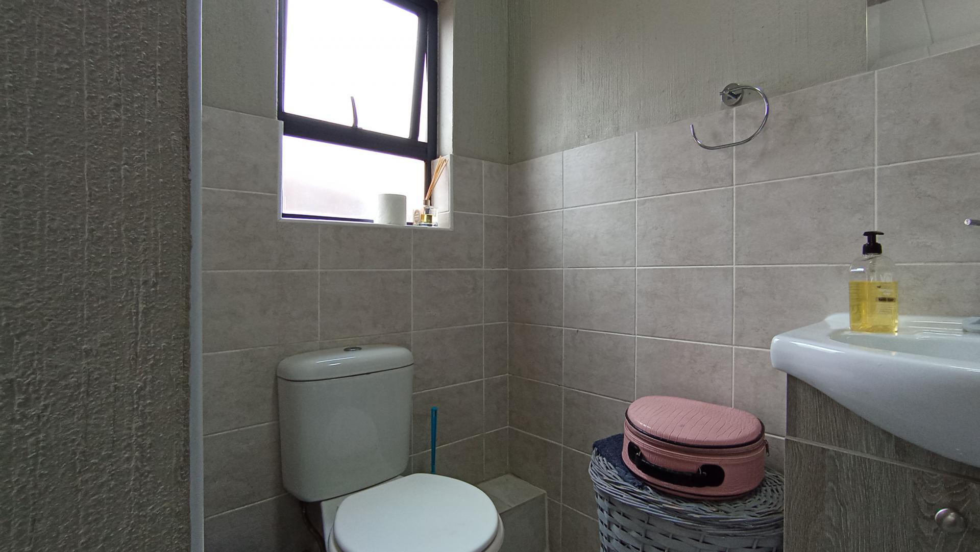 Main Bathroom - 3 square meters of property in Bergbron