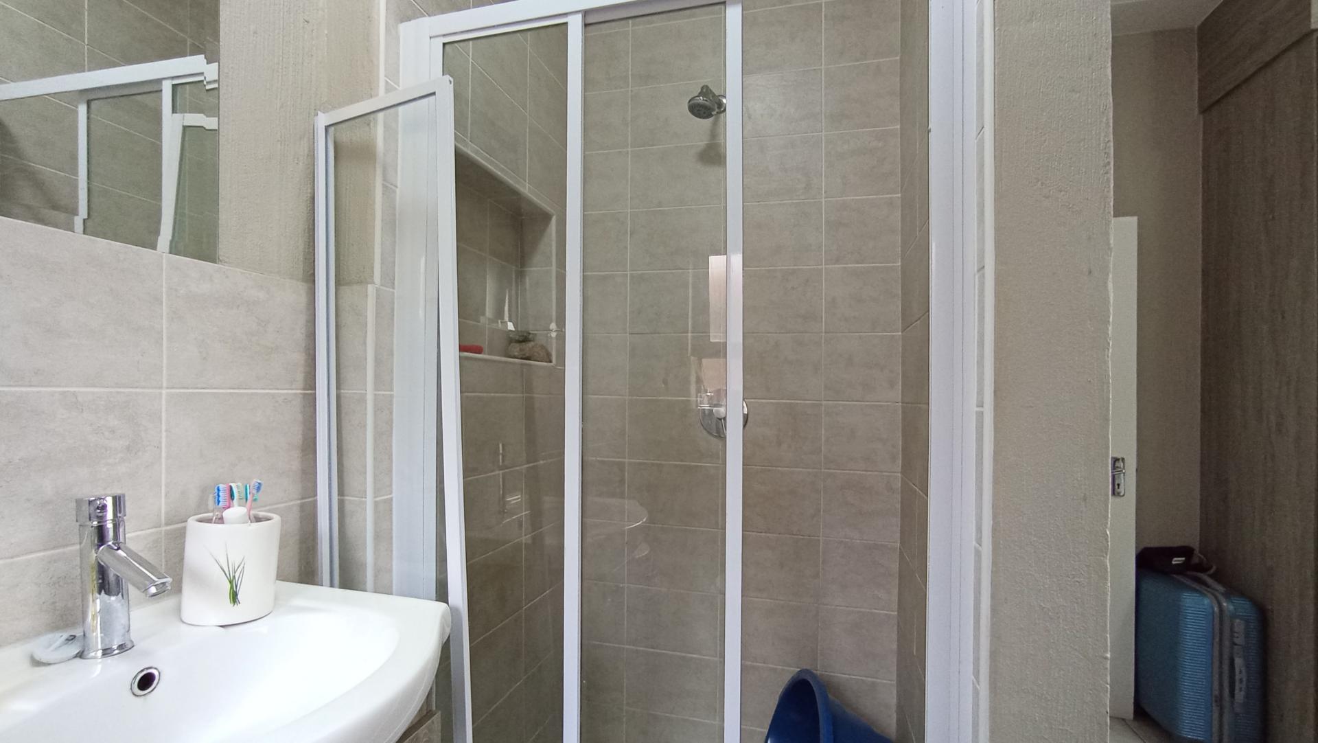 Main Bathroom - 3 square meters of property in Bergbron