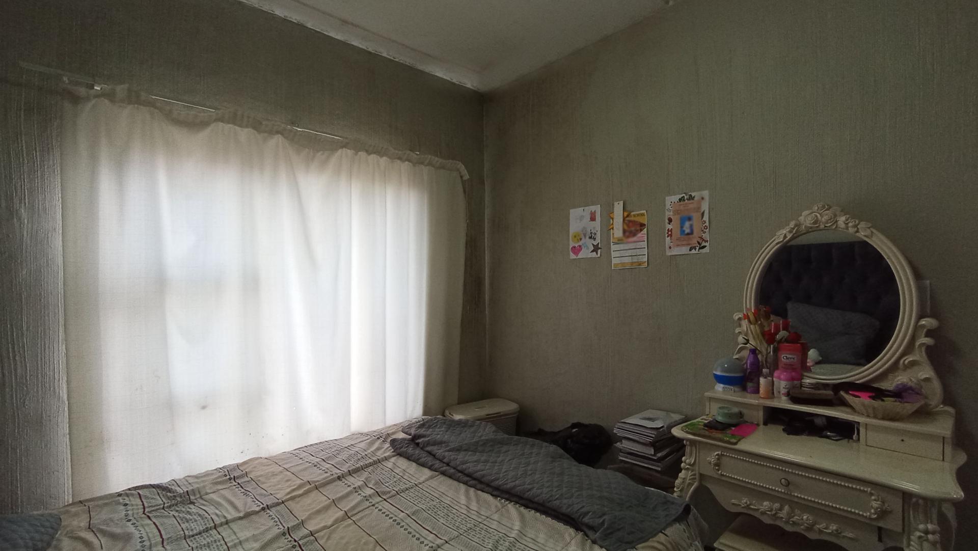 Bed Room 1 - 11 square meters of property in Bergbron