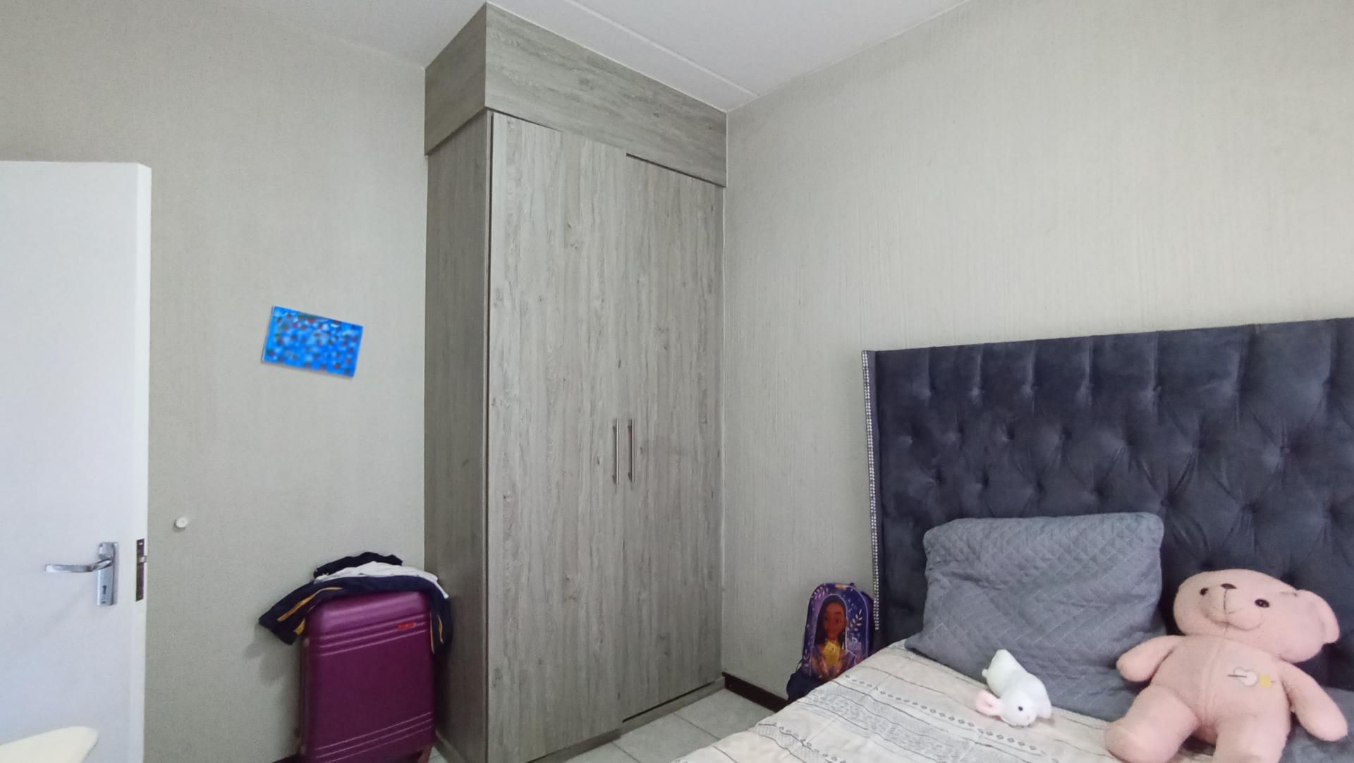 Bed Room 1 - 11 square meters of property in Bergbron