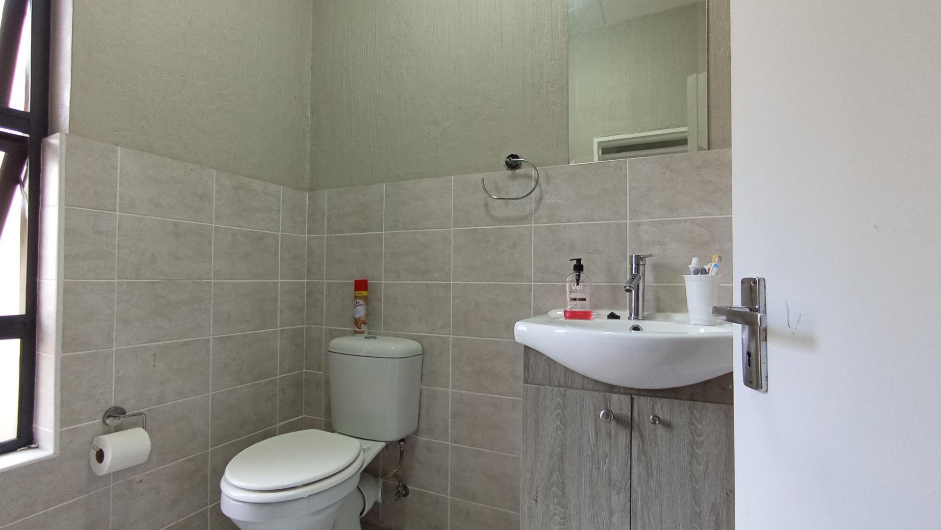 Bathroom 1 - 4 square meters of property in Bergbron
