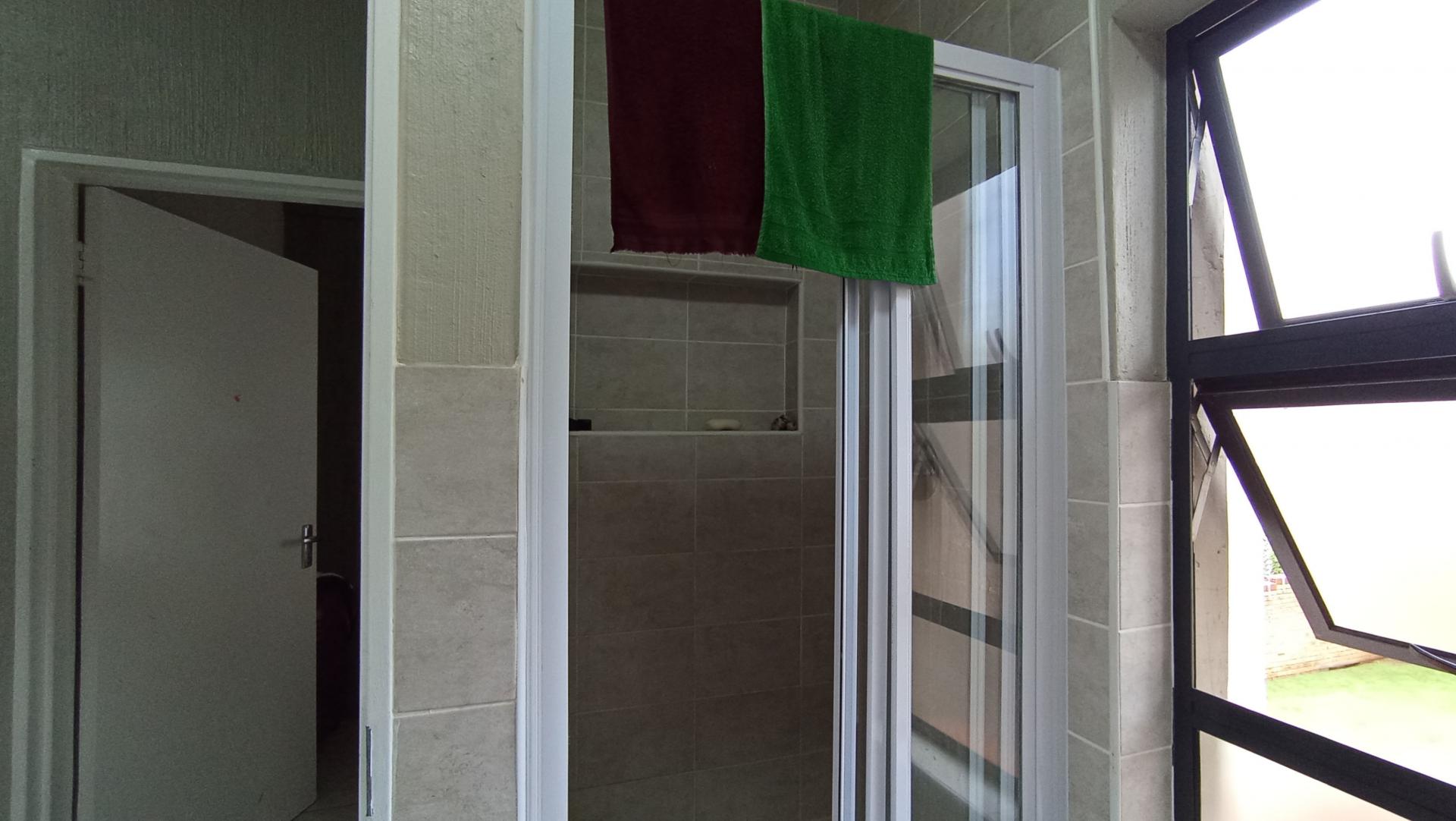 Bathroom 1 - 4 square meters of property in Bergbron