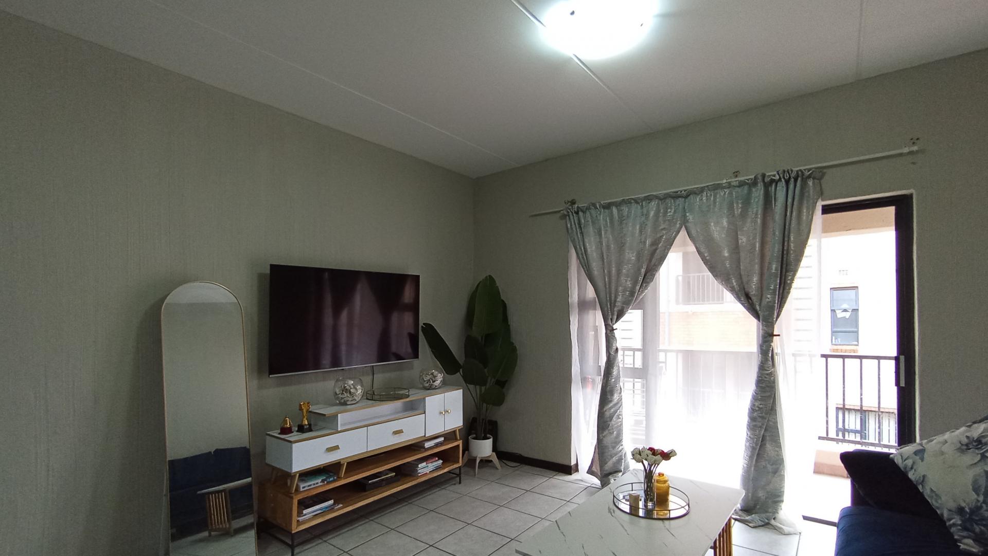 Lounges - 19 square meters of property in Bergbron