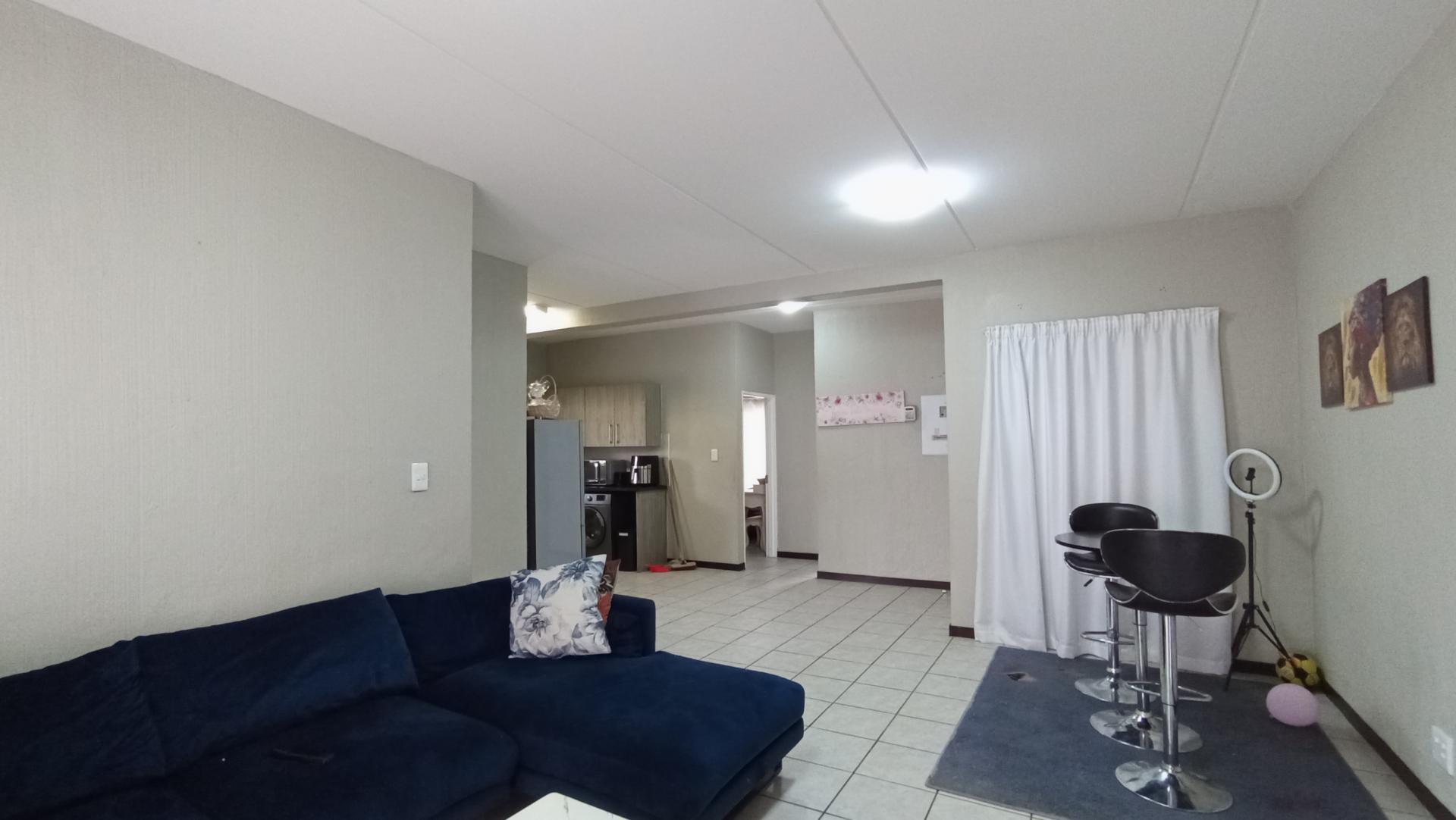 Lounges - 19 square meters of property in Bergbron