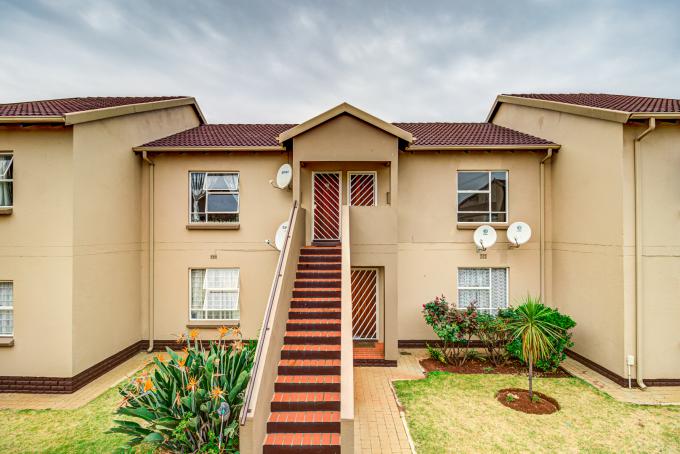 2 Bedroom Sectional Title for Sale For Sale in Bonaero Park - MR675743