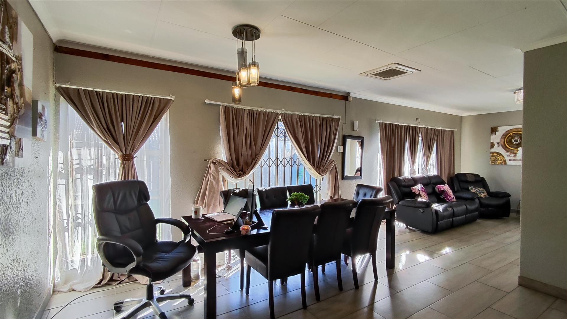 Dining Room - 21 square meters of property in Boksburg