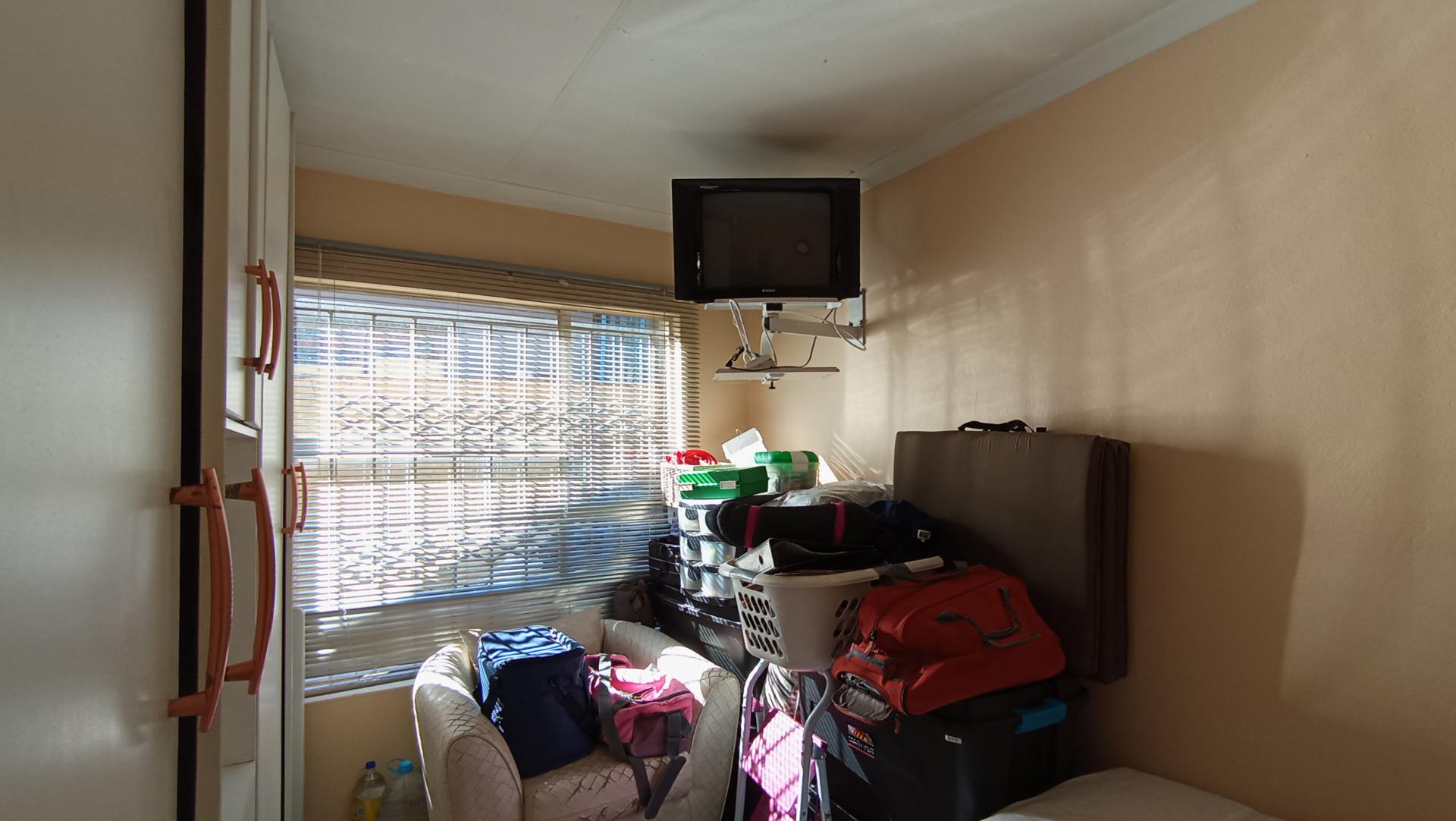 Bed Room 1 - 9 square meters of property in Fleurhof