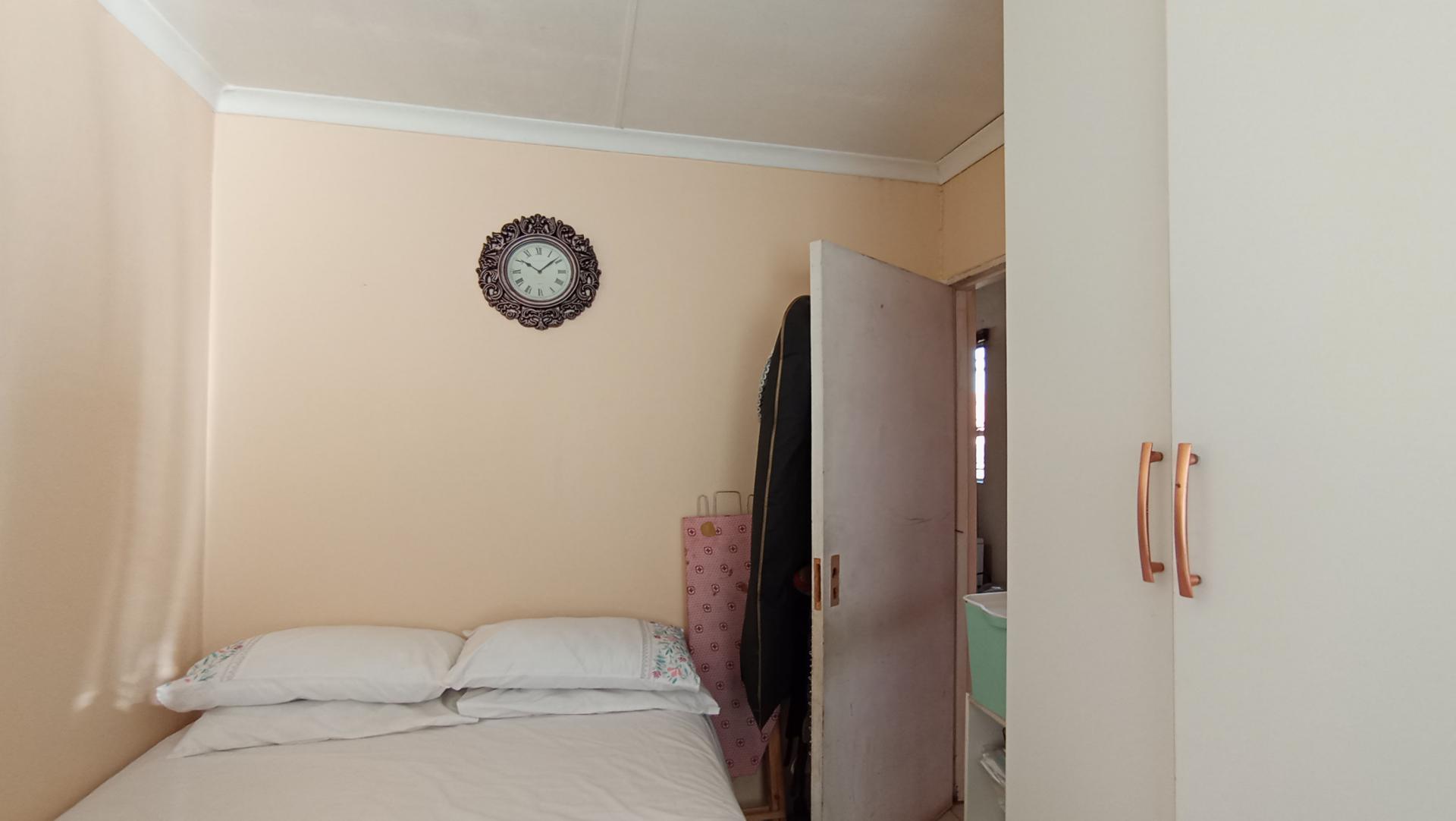 Bed Room 1 - 9 square meters of property in Fleurhof