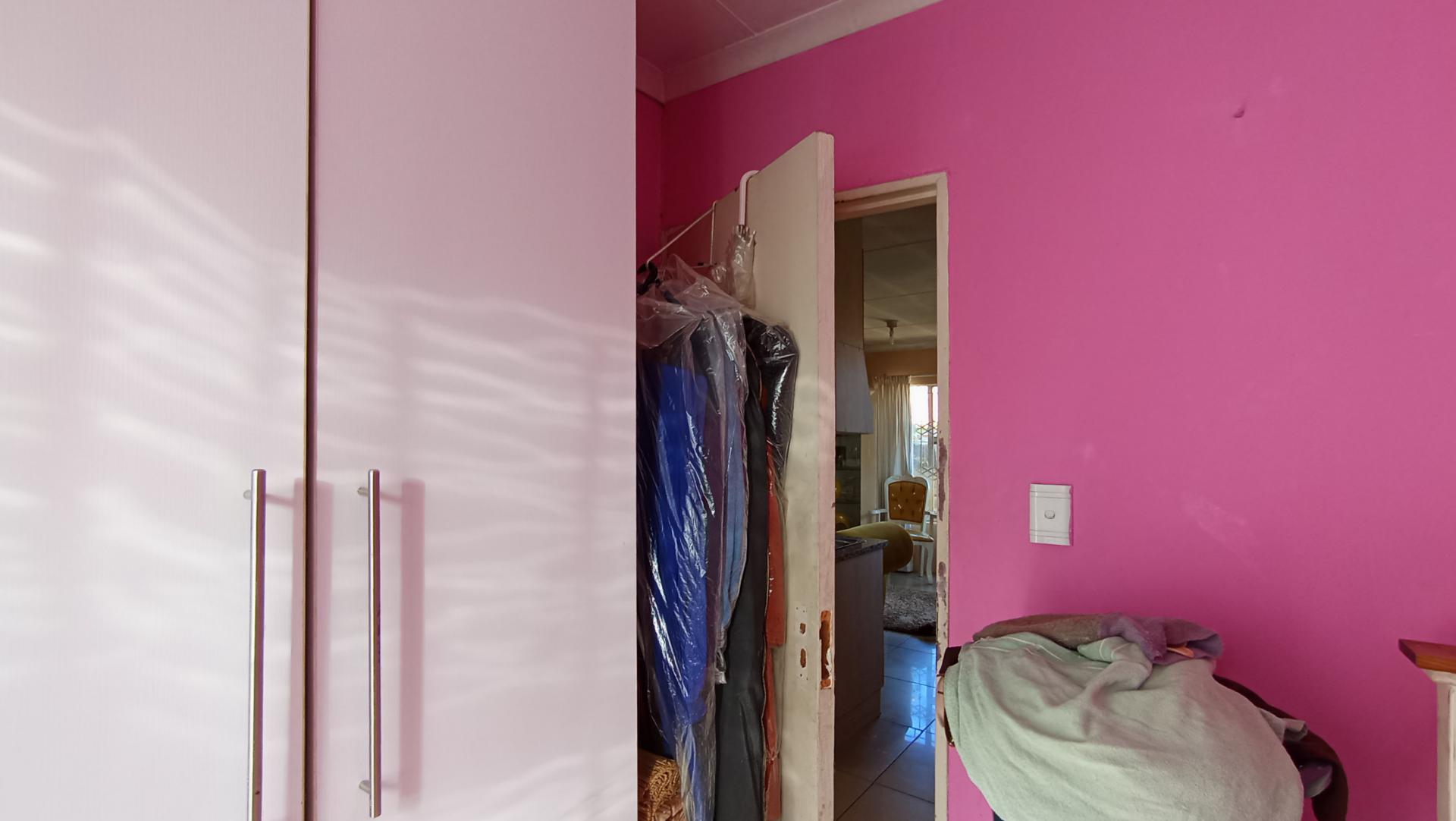 Bed Room 2 - 8 square meters of property in Fleurhof