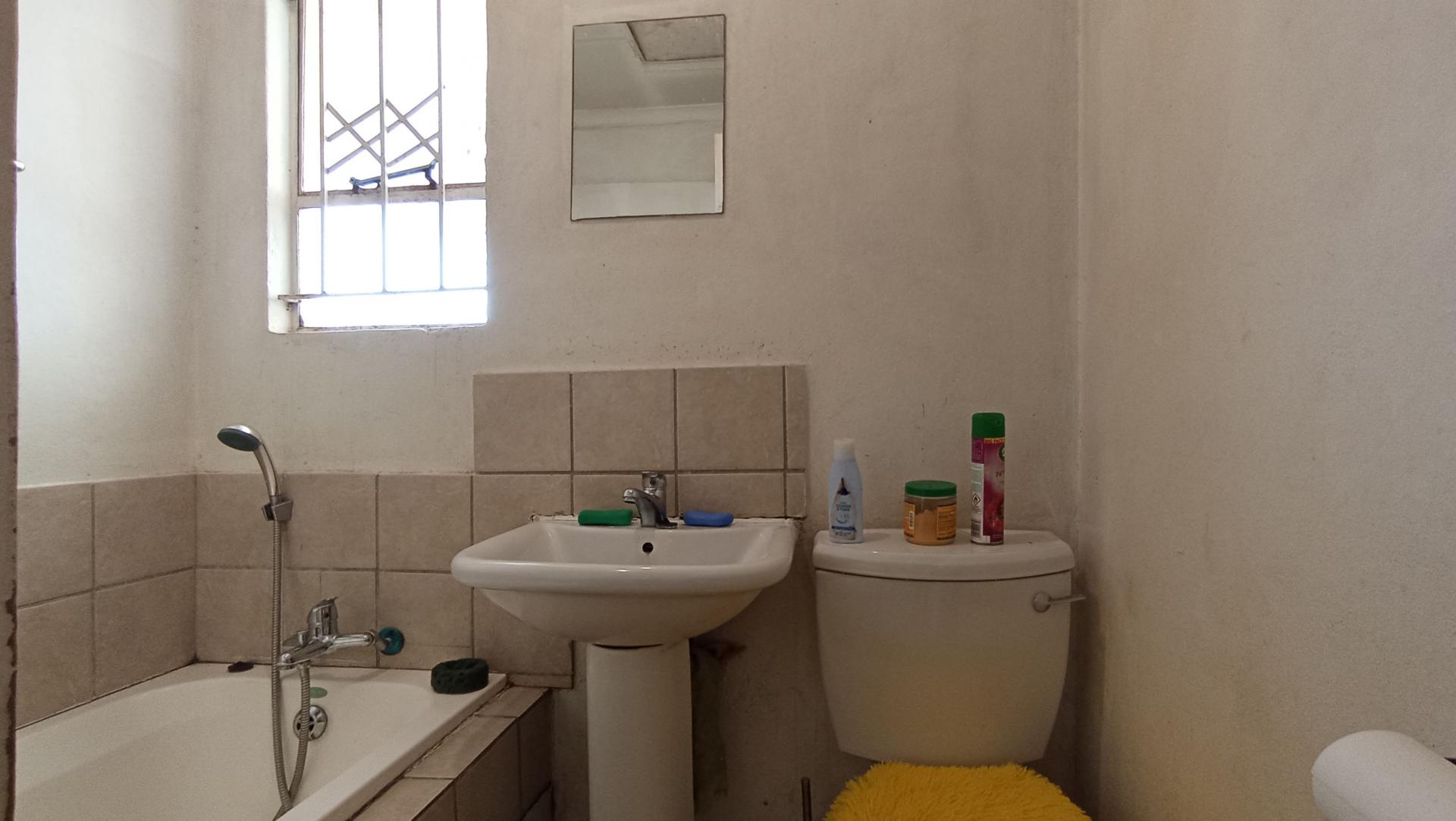 Bathroom 1 - 4 square meters of property in Fleurhof