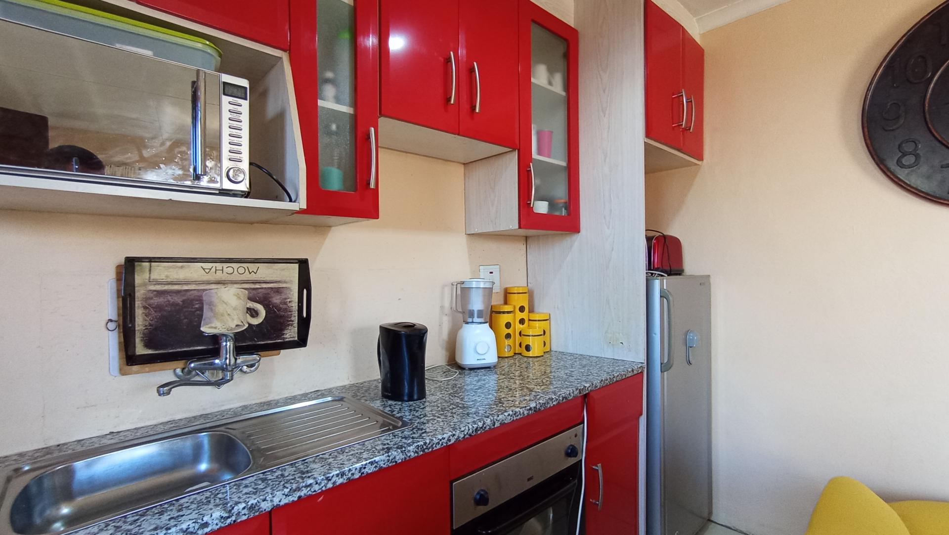 Kitchen - 2 square meters of property in Fleurhof