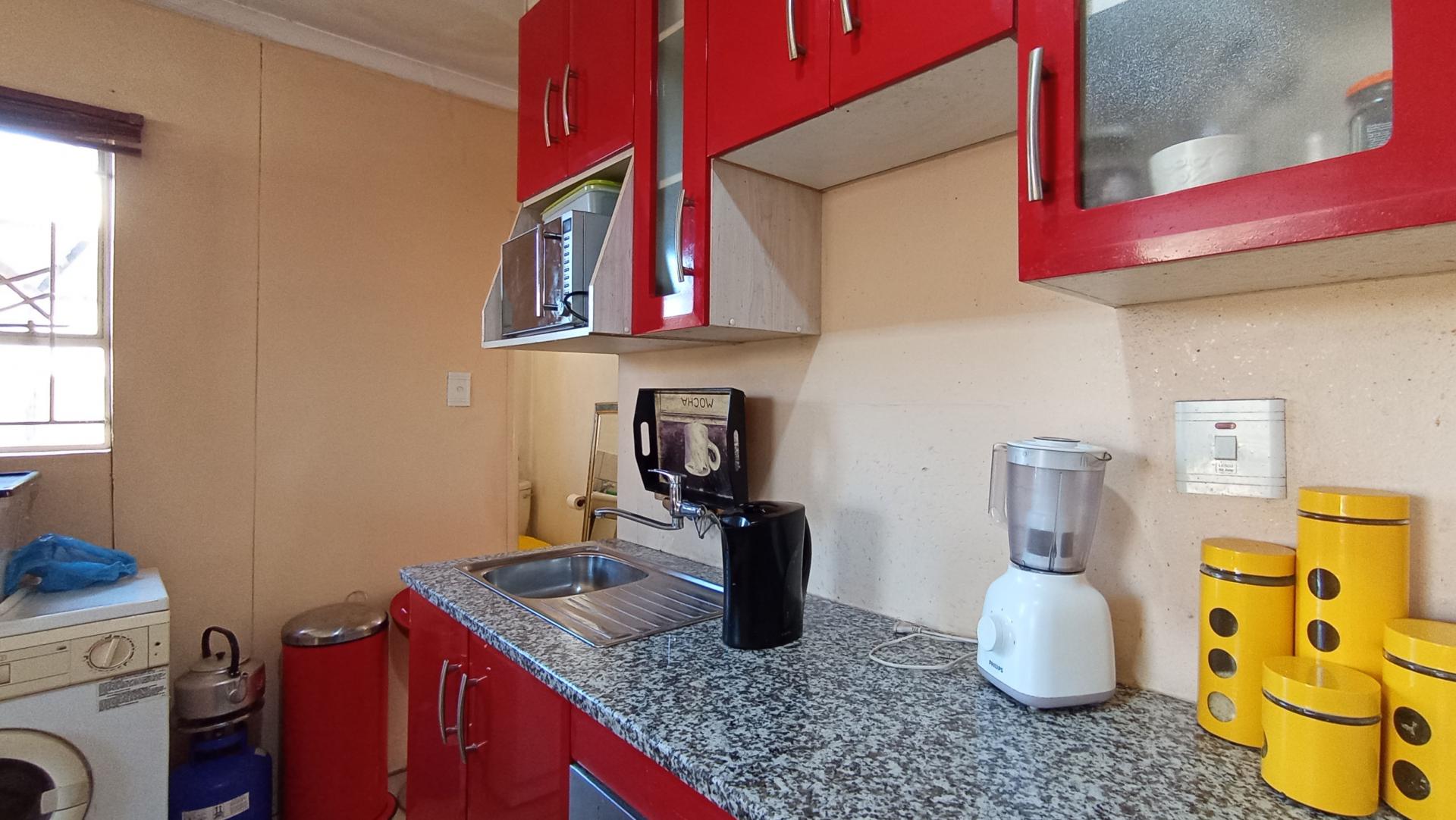 Kitchen - 2 square meters of property in Fleurhof