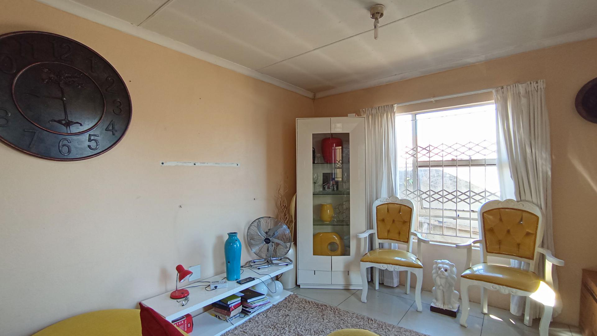 Lounges - 13 square meters of property in Fleurhof