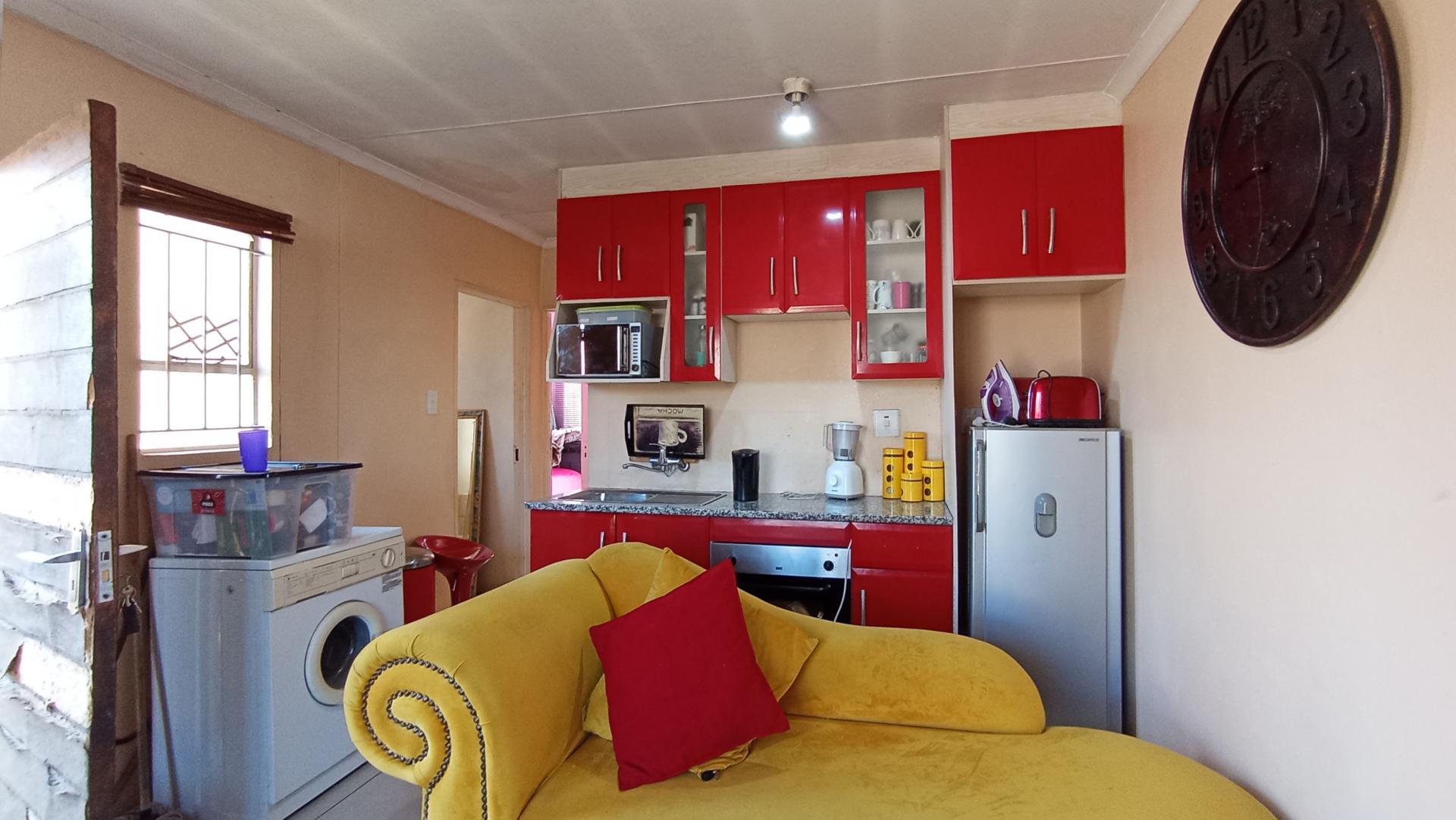 Lounges - 13 square meters of property in Fleurhof