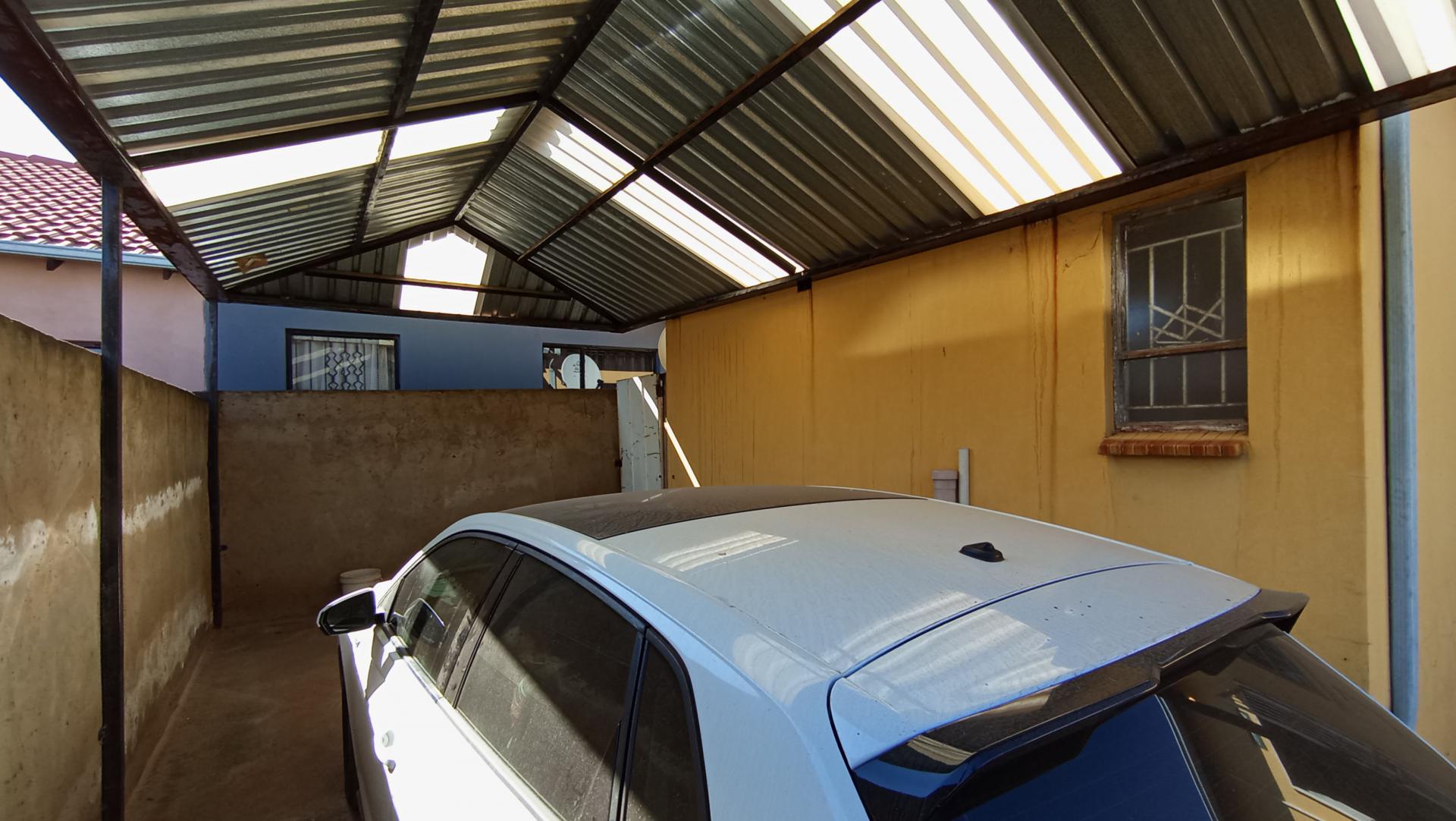 Carport  - 21 square meters of property in Fleurhof