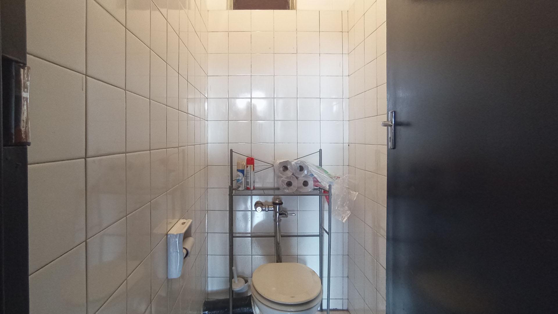 Bathroom 1 - 7 square meters of property in Gezina