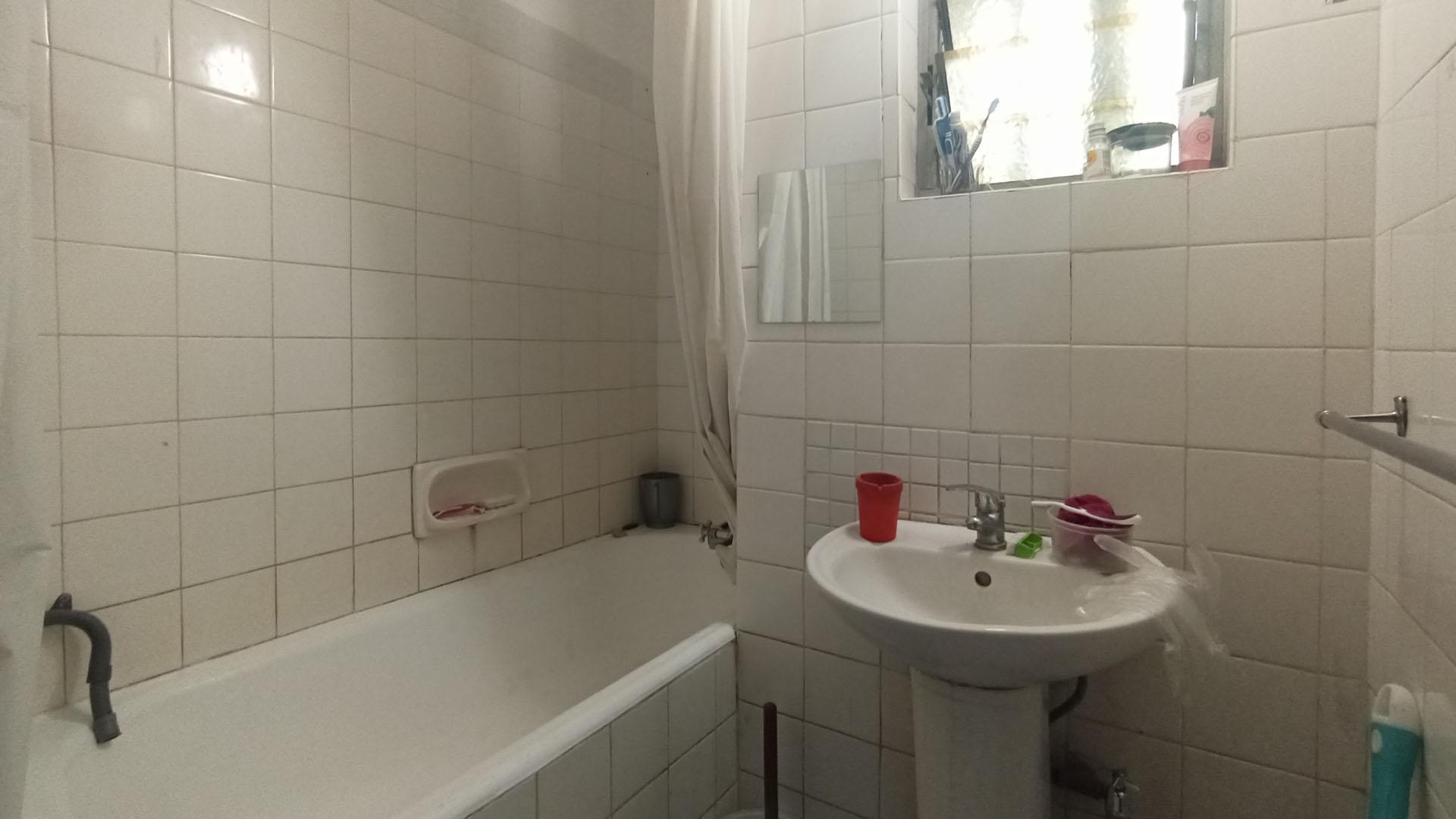 Bathroom 1 - 7 square meters of property in Gezina