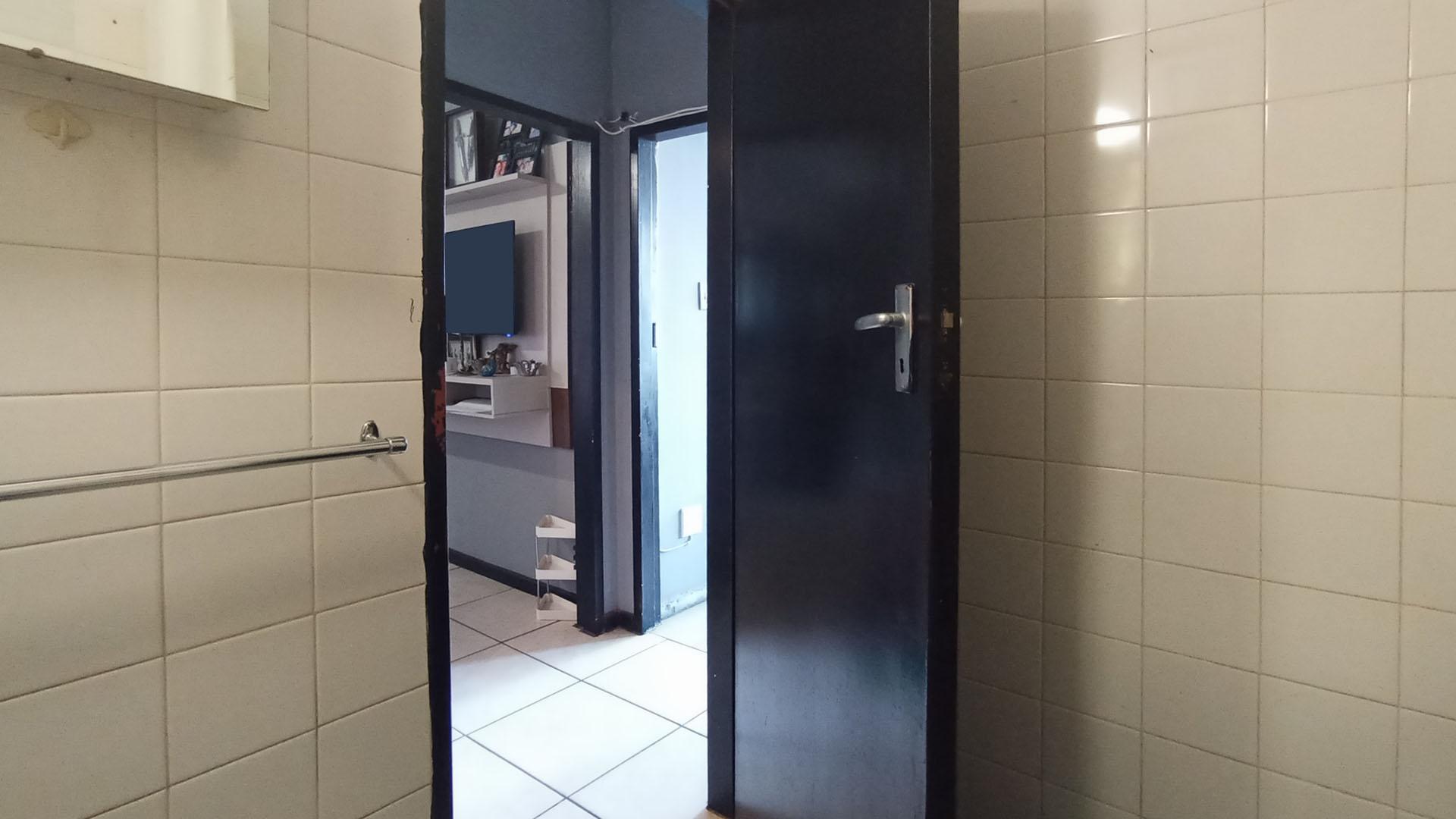 Bathroom 1 - 7 square meters of property in Gezina