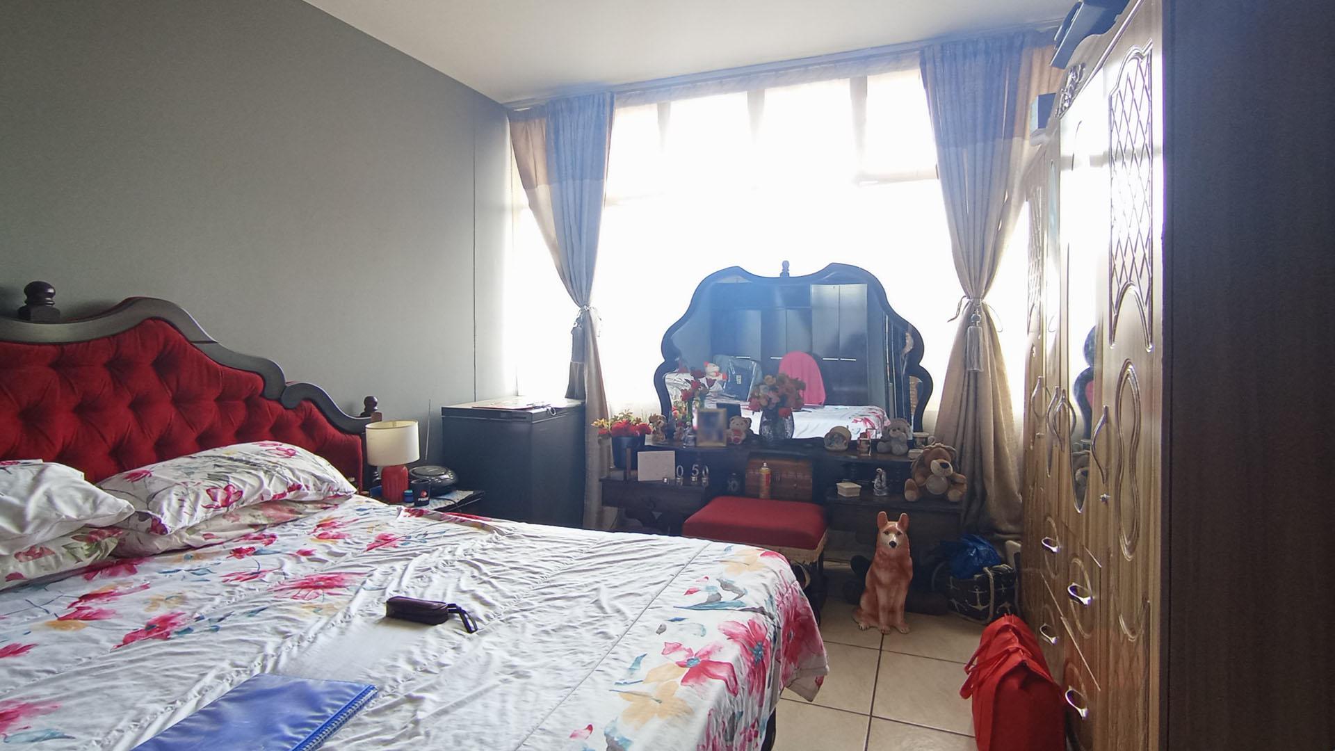 Bed Room 1 - 14 square meters of property in Gezina