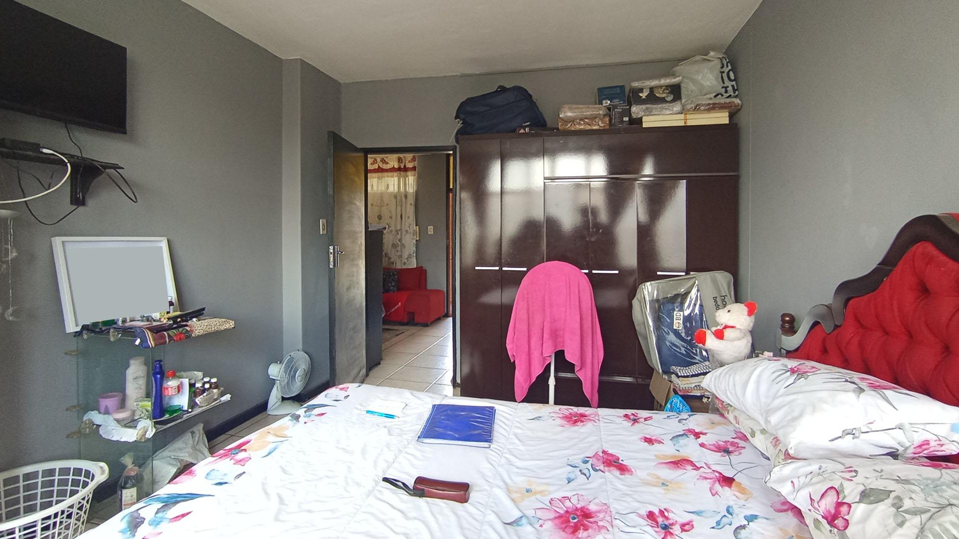 Bed Room 1 - 14 square meters of property in Gezina