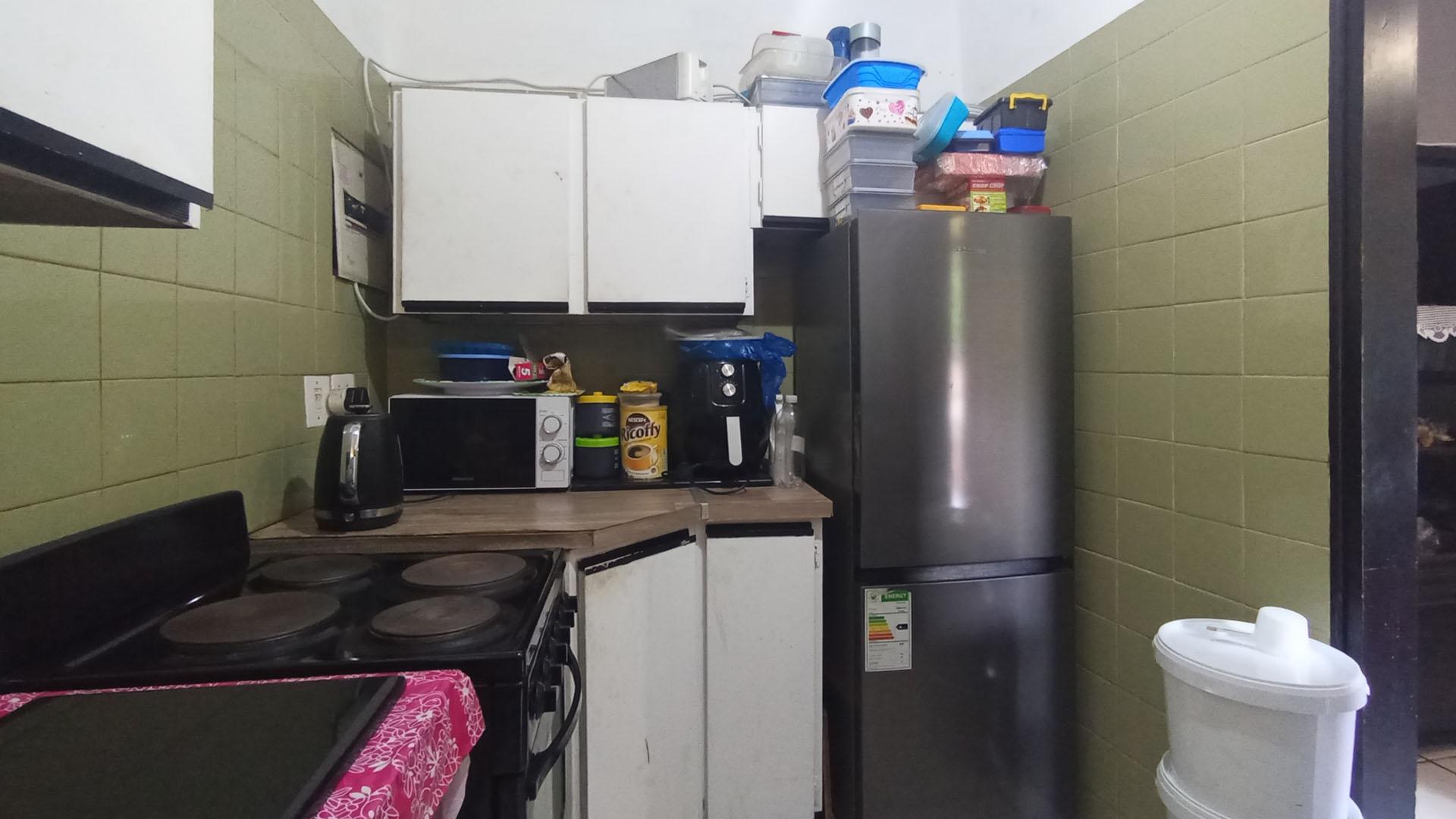 Kitchen - 7 square meters of property in Gezina