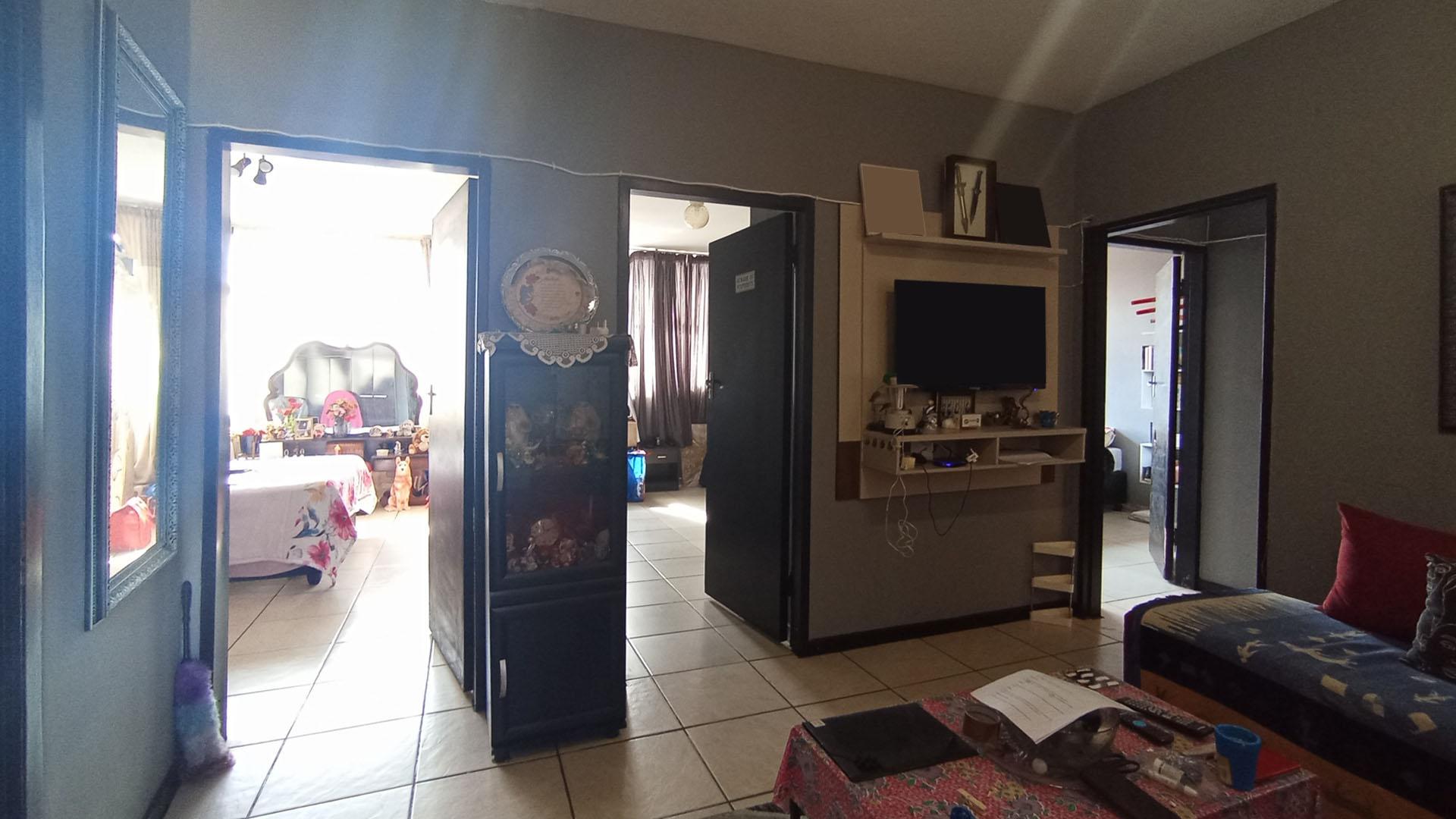 Lounges - 13 square meters of property in Gezina