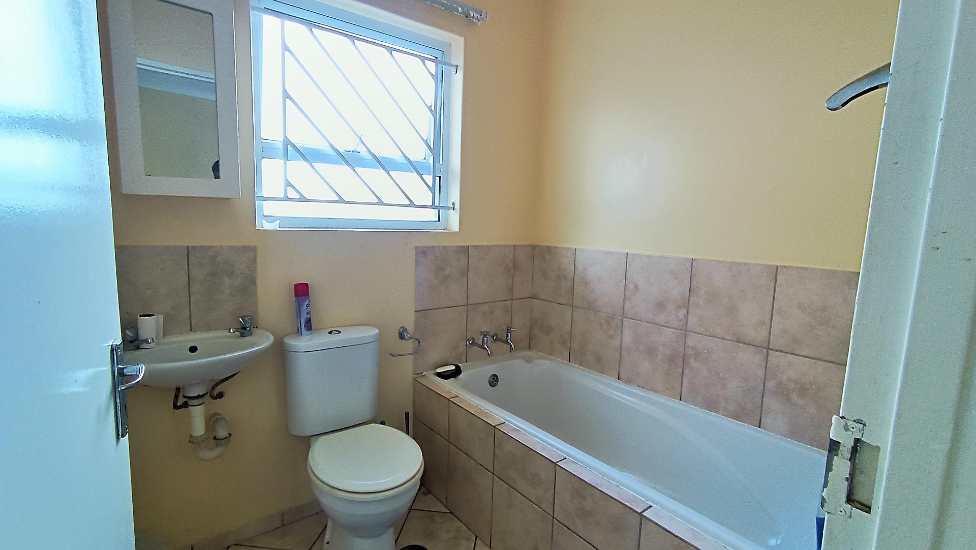 Bathroom 1 - 4 square meters of property in Blue Downs
