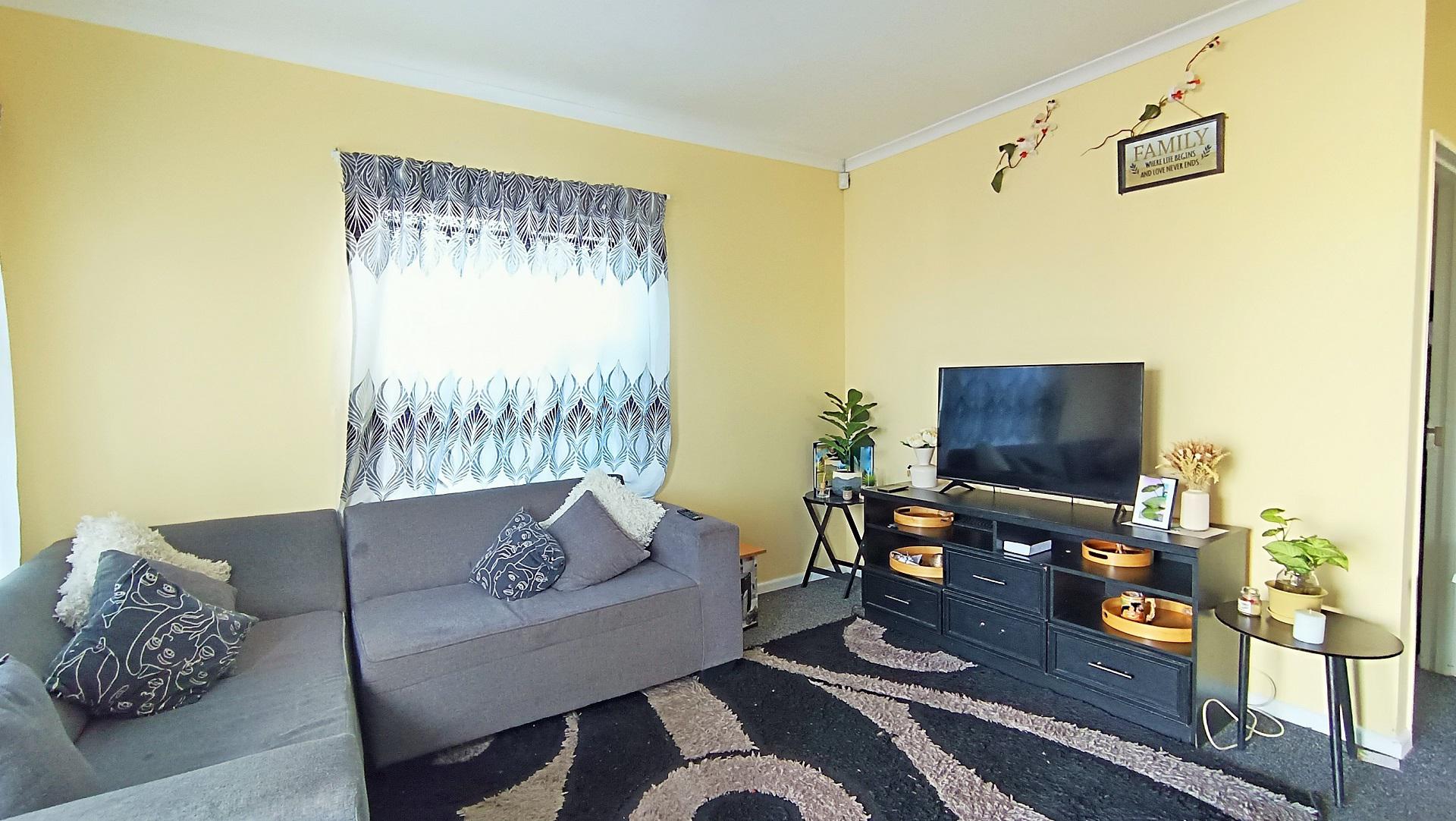 Lounges - 15 square meters of property in Blue Downs