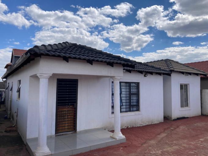 6 Bedroom House for Sale For Sale in Protea Glen - MR675803