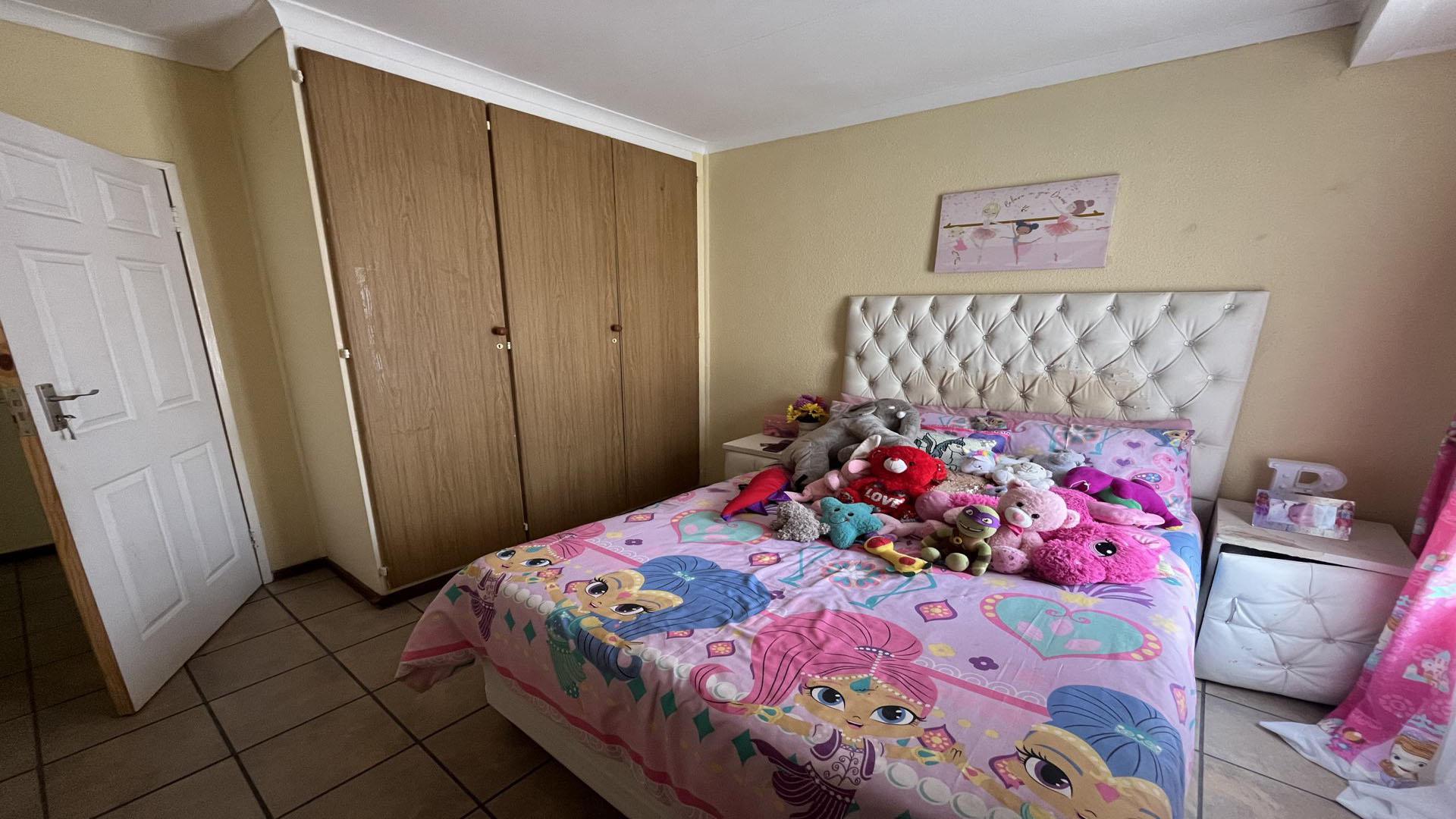 Bed Room 1 of property in Secunda