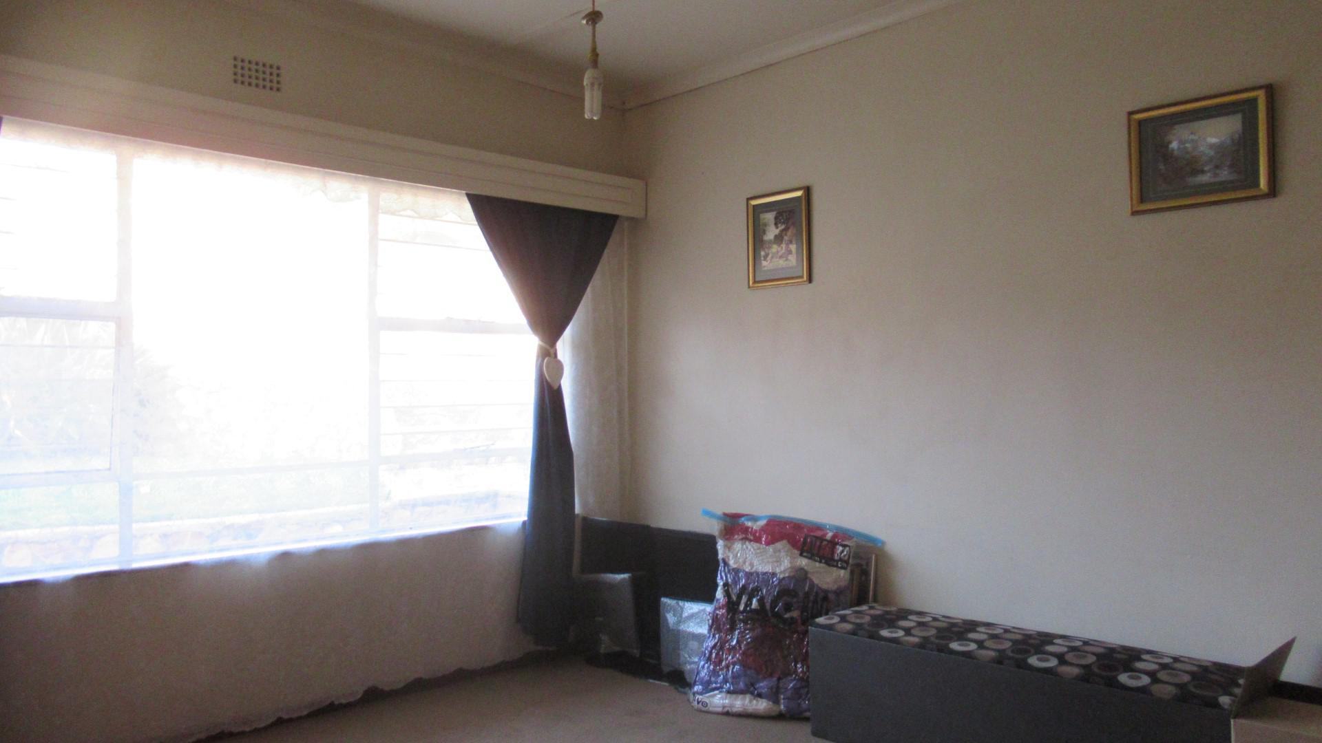 Bed Room 1 - 16 square meters of property in Wilropark