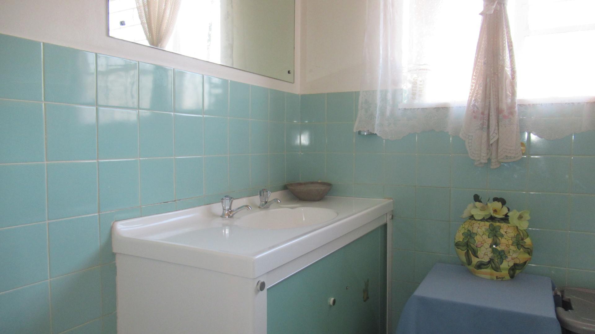 Main Bathroom - 6 square meters of property in Wilropark