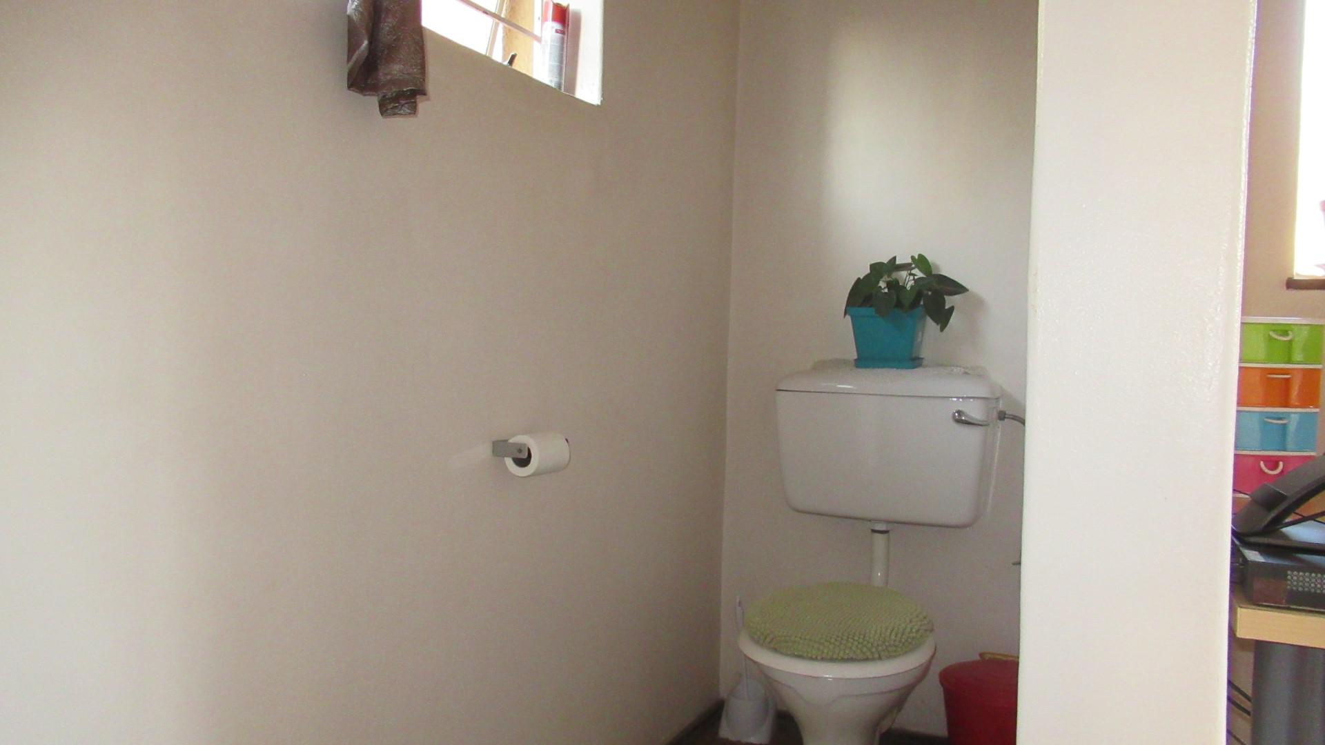 Bathroom 3+ - 2 square meters of property in Wilropark