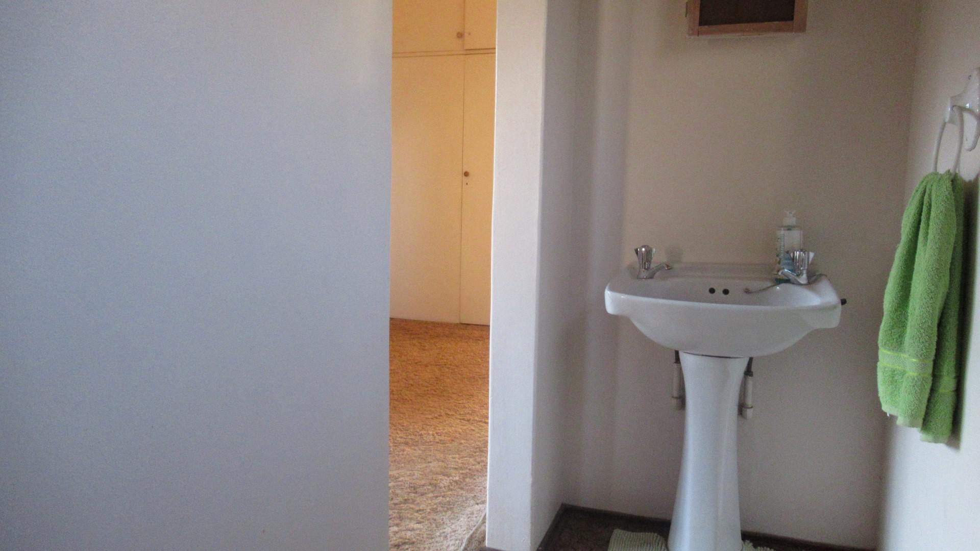 Bathroom 3+ - 2 square meters of property in Wilropark