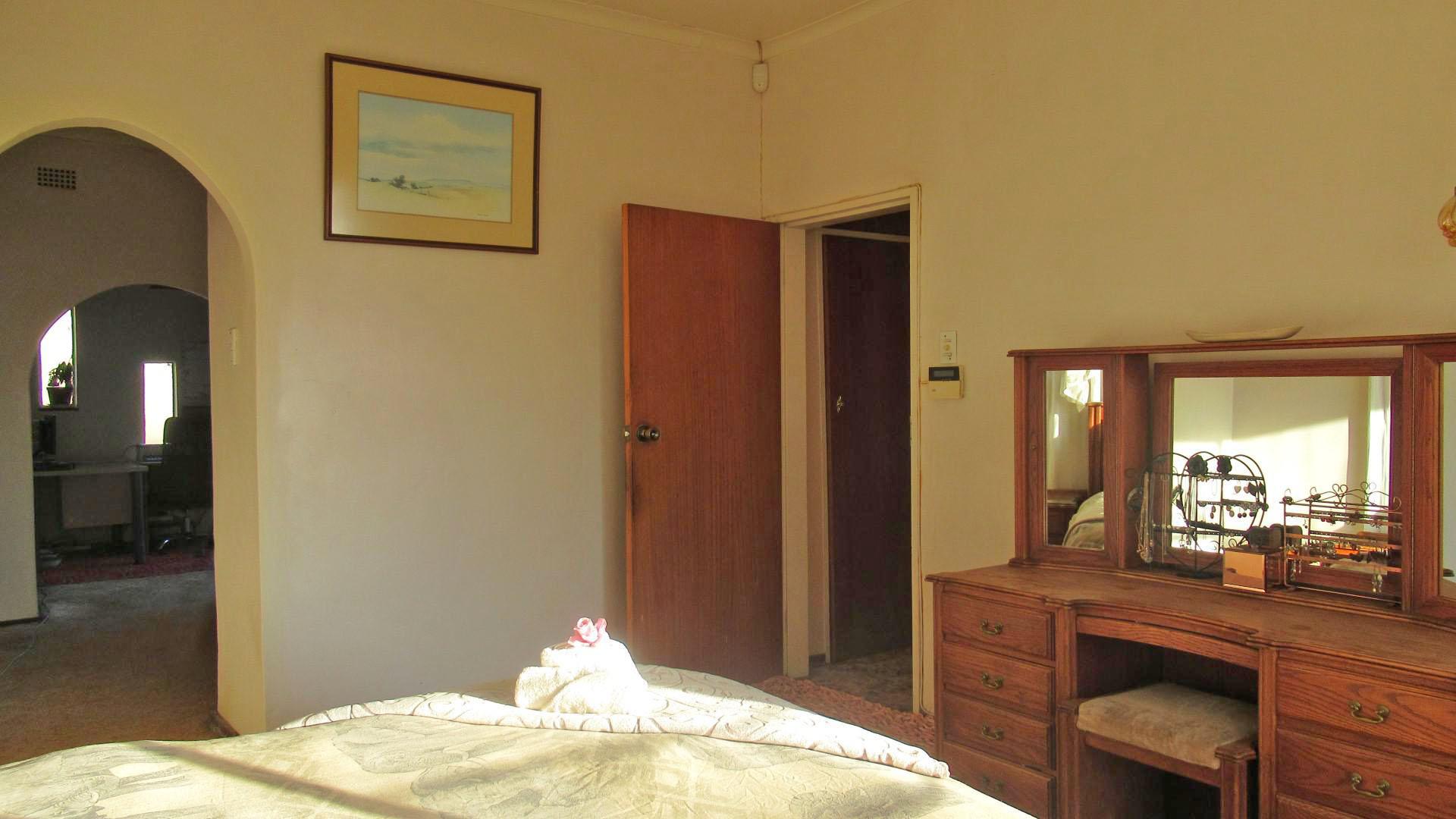 Main Bedroom - 16 square meters of property in Wilropark