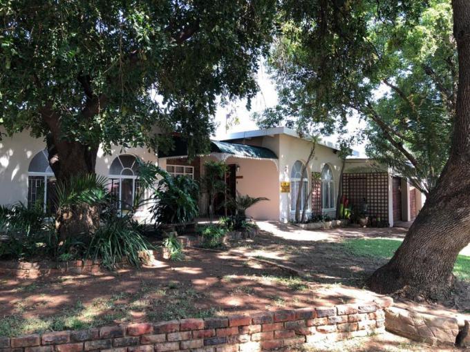 4 Bedroom House for Sale For Sale in Protea Park Remove - MR676051