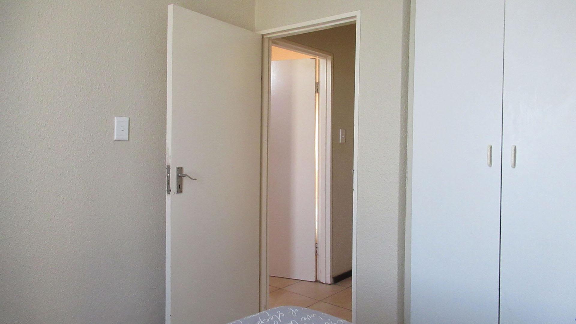 Bed Room 1 - 10 square meters of property in Laser Park