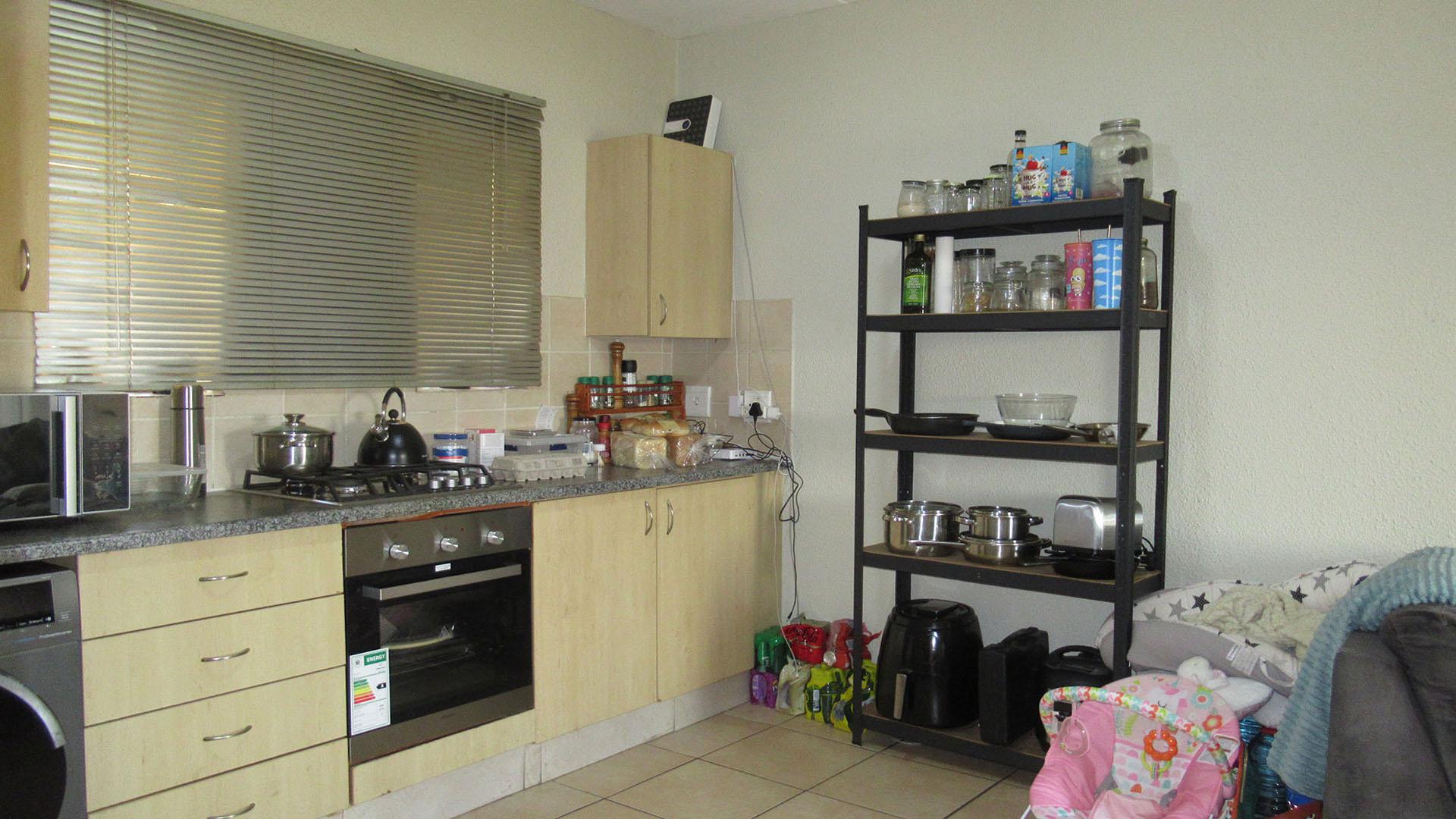 Kitchen - 11 square meters of property in Laser Park