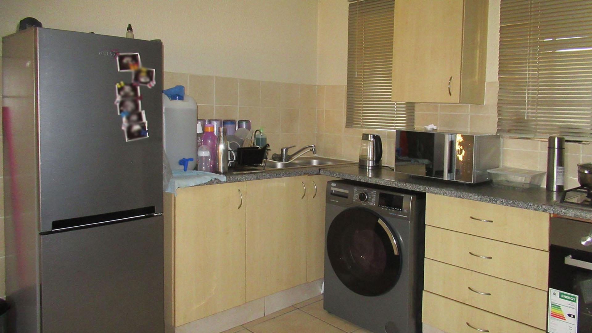 Kitchen - 11 square meters of property in Laser Park